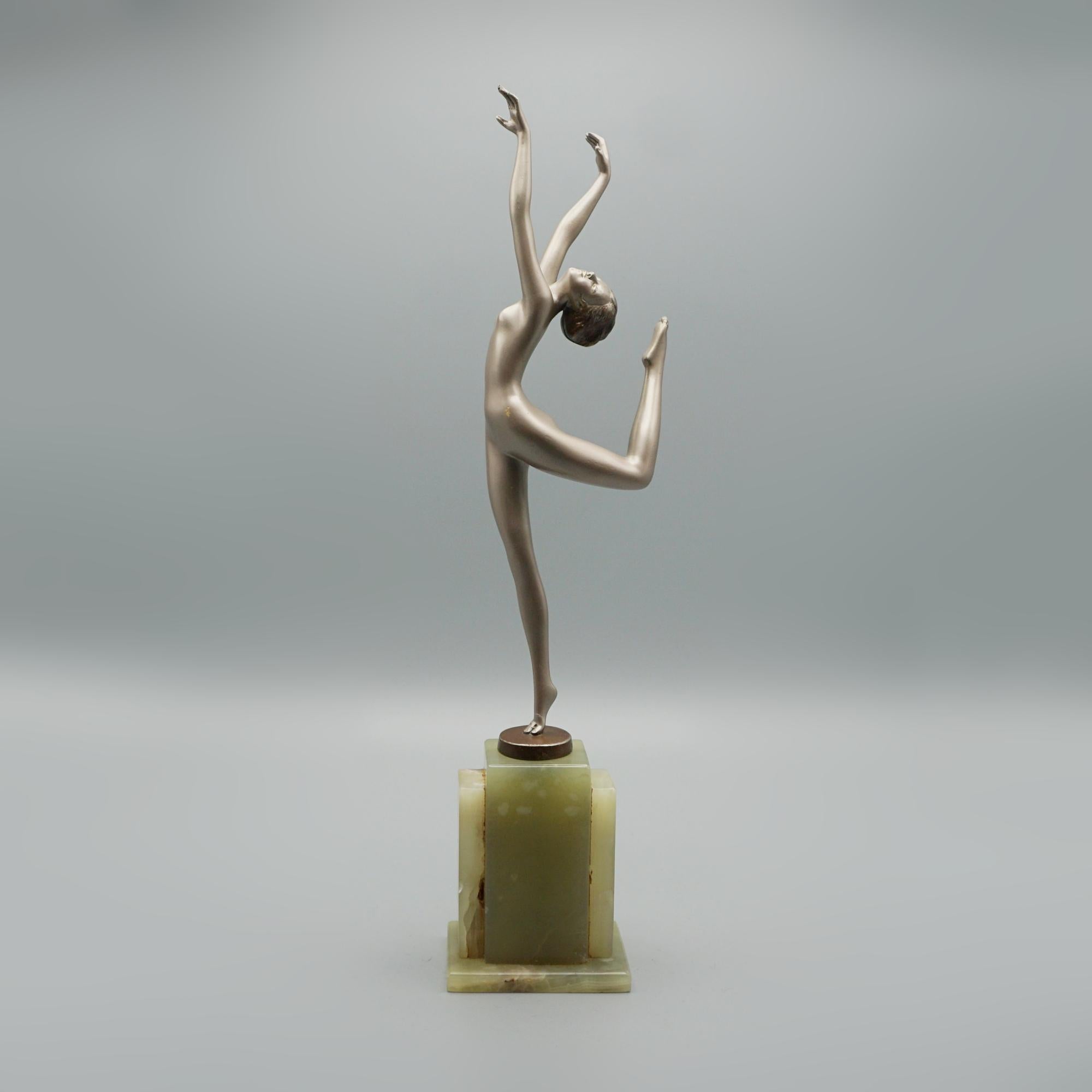 Una scultura in bronzo Art Deco di Josef Lorenzl dei primi del Novecento raffigurante una ballerina nuda in un elegante  posa. Incastonato sulla base originale in onice e firmato sul bronzo. 

Dimensioni: H. H. 33cm L. 9cm P. 5cm

Origine: