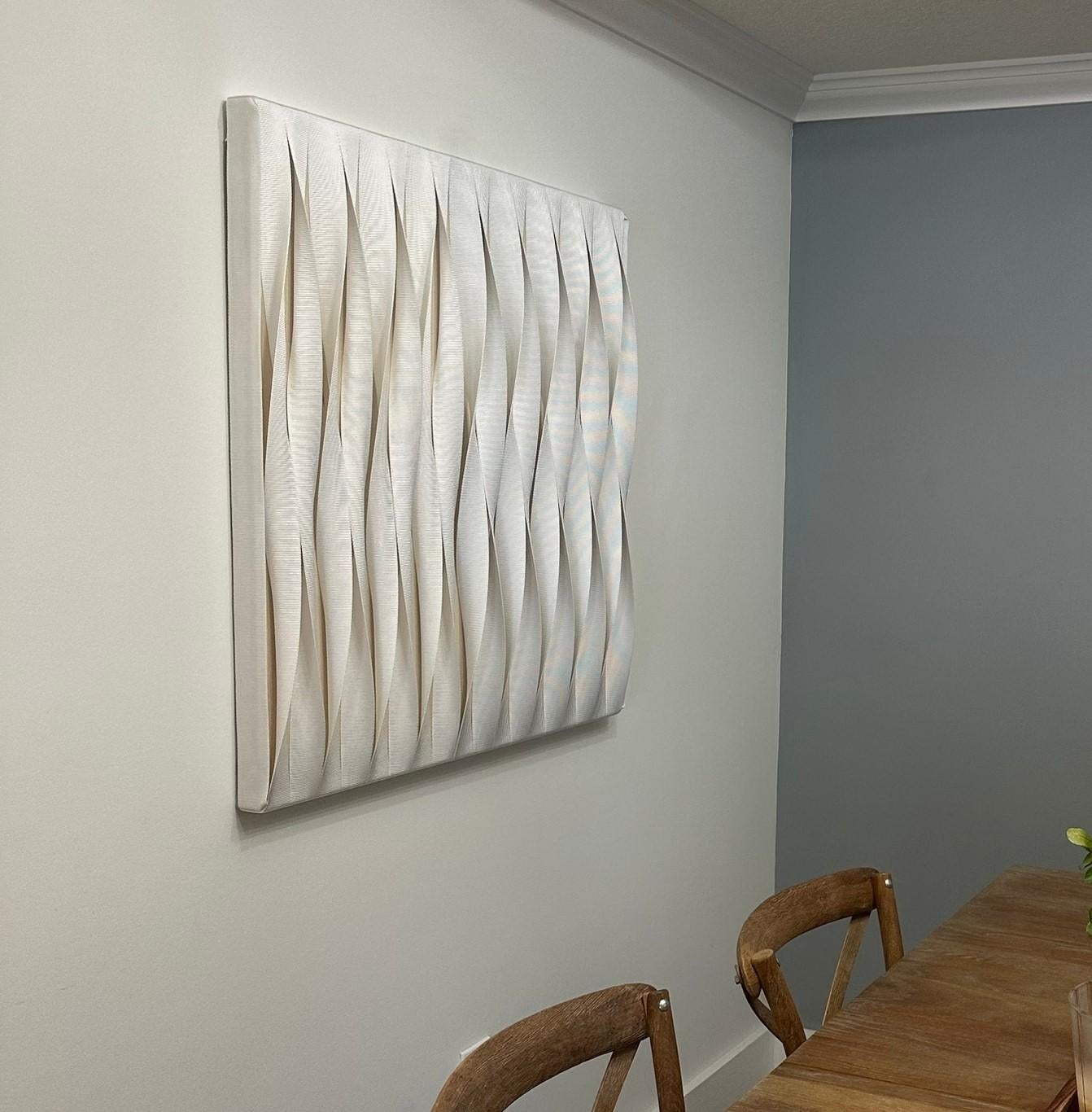 Elegant and simple abstract painting starring different geometric shapes combined by woven double ribbons, supported by a solid wood frame. A form that will shine in all types of environments thanks to its sobriety and infinite possibility of