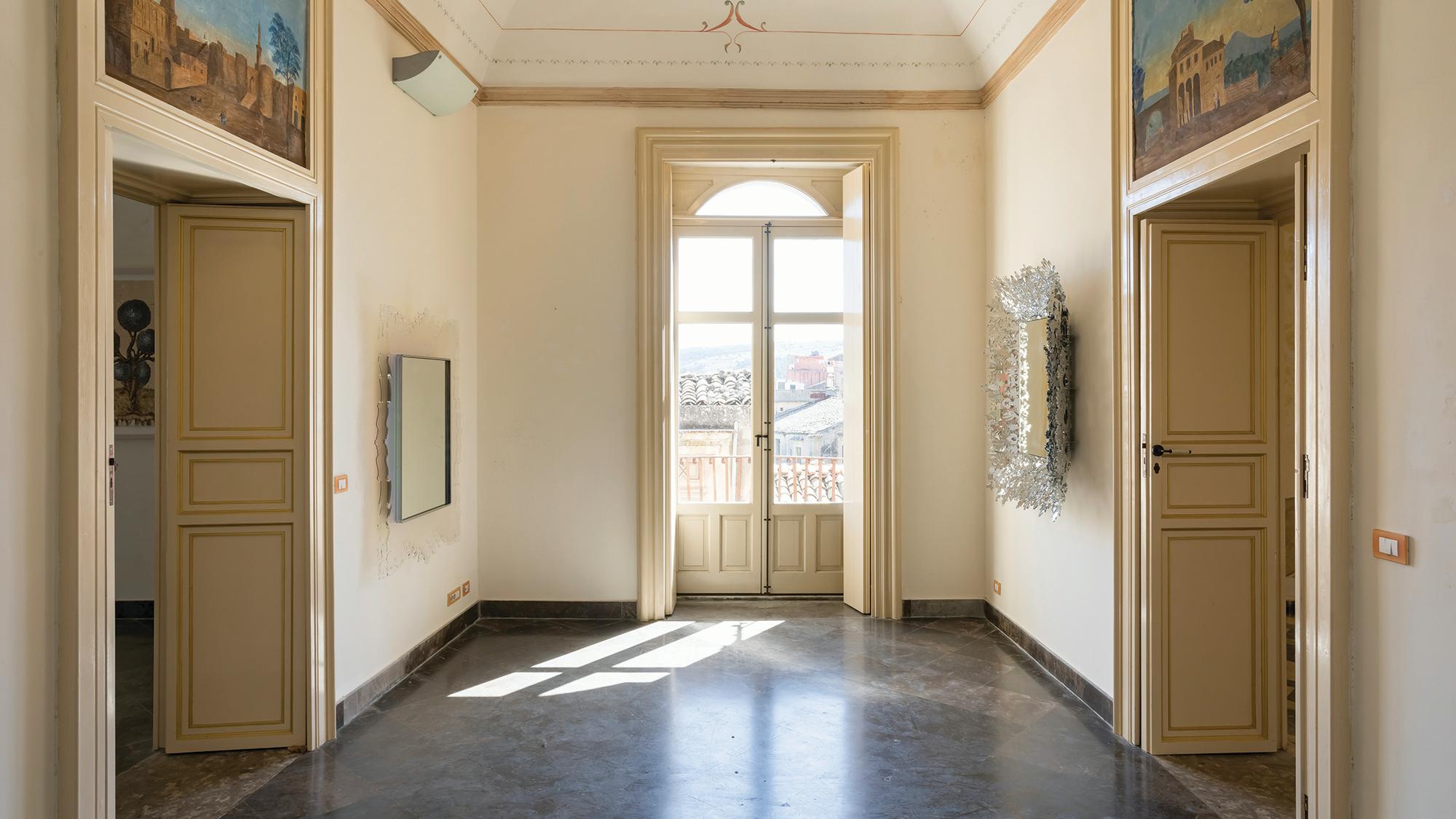 Miroir sculptural néo-baroque 
