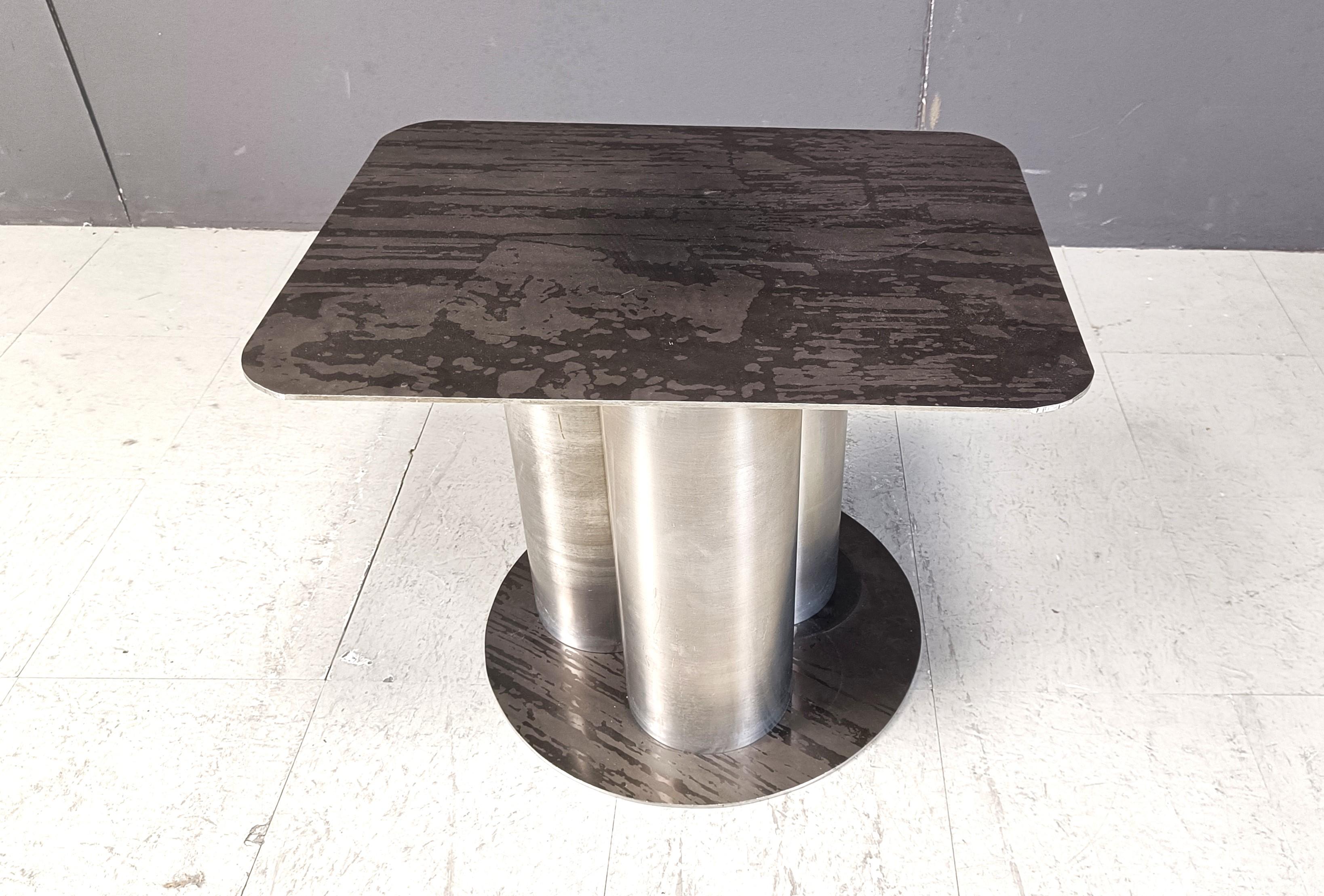 Tavolino unico degli anni Settanta con basi tubolari cromate su piastra in metallo acidato e piano in metallo acidato.

Design brutalista.

Designer sconosciuto.

Buono stato

Anni '70 - Germania

Altezza: 45 cm
Larghezza: 60 cm
Profondità: 45