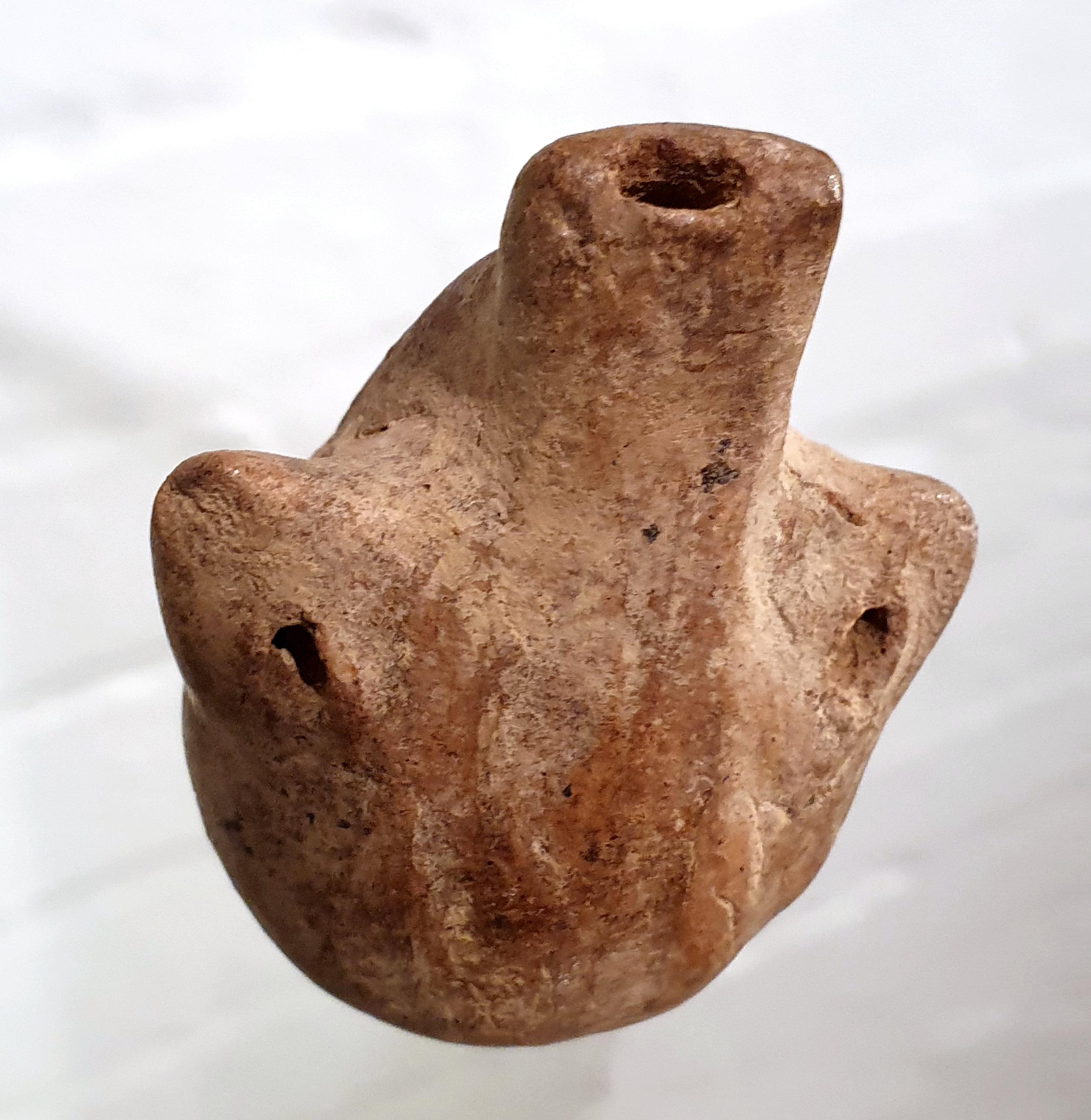 Geschnitzter schnitzter Totenkopf in Form eines Totenkopfs aus Ecuador (Ton) im Angebot