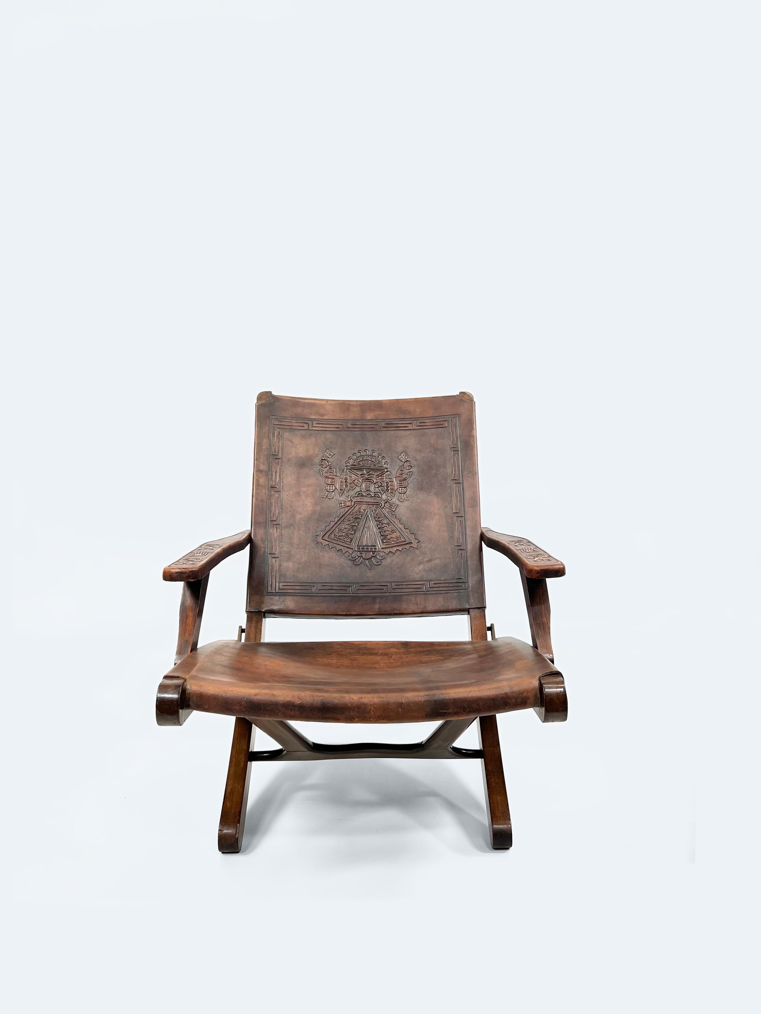 Descubre una rara joya del diseño de mediados de siglo con este exquisito sillón plegable ecuatoriano de Angel Pazmino, fabricado en la década de 1960. Fabricado en madera de caoba maciza con un acabado lacado oscuro, el marco plegable ofrece