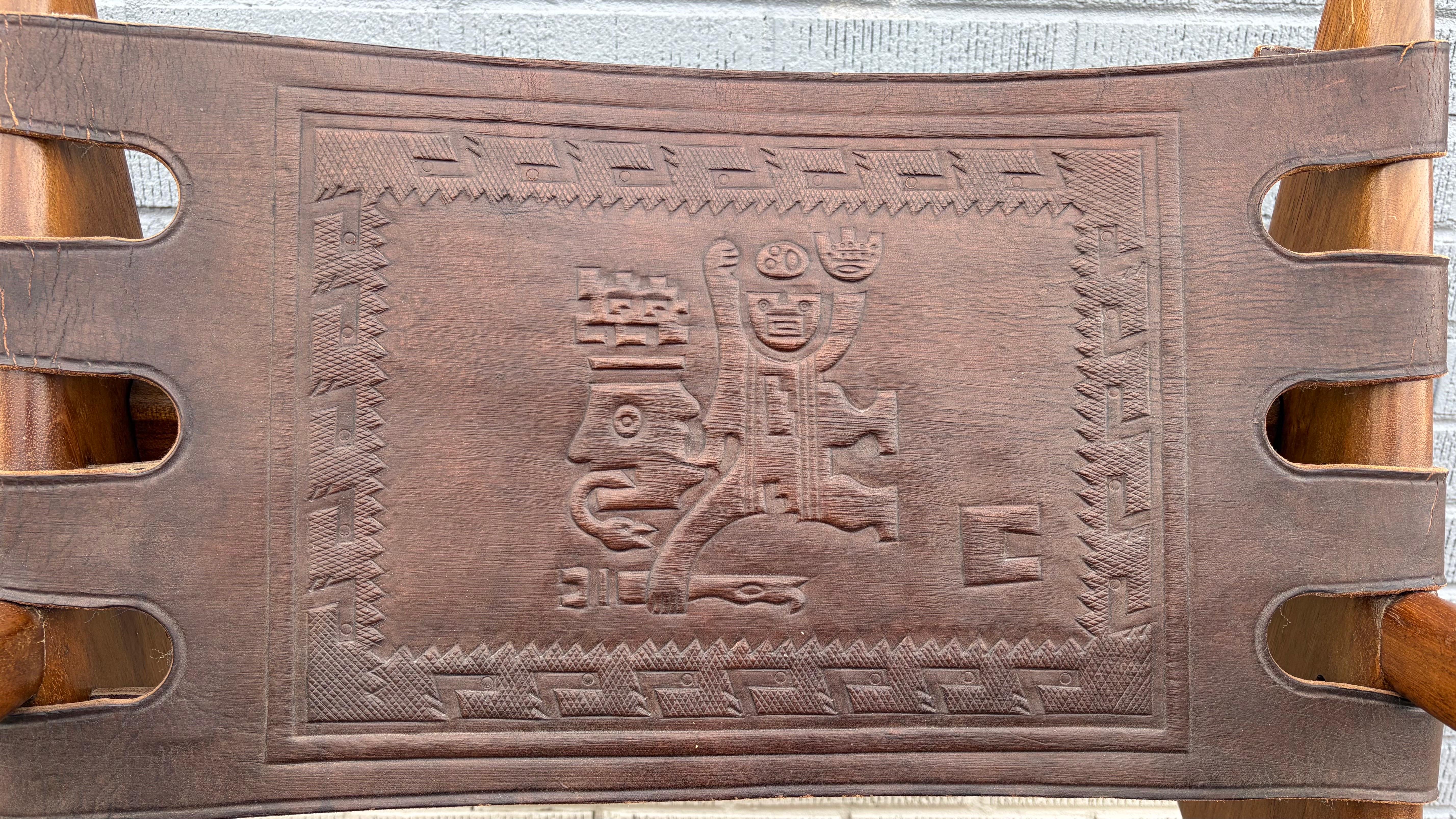 Sedia a dondolo in pelle e legno ecuadoriana di Muebles De Estilo / Angel I. Pazmino in vendita 3