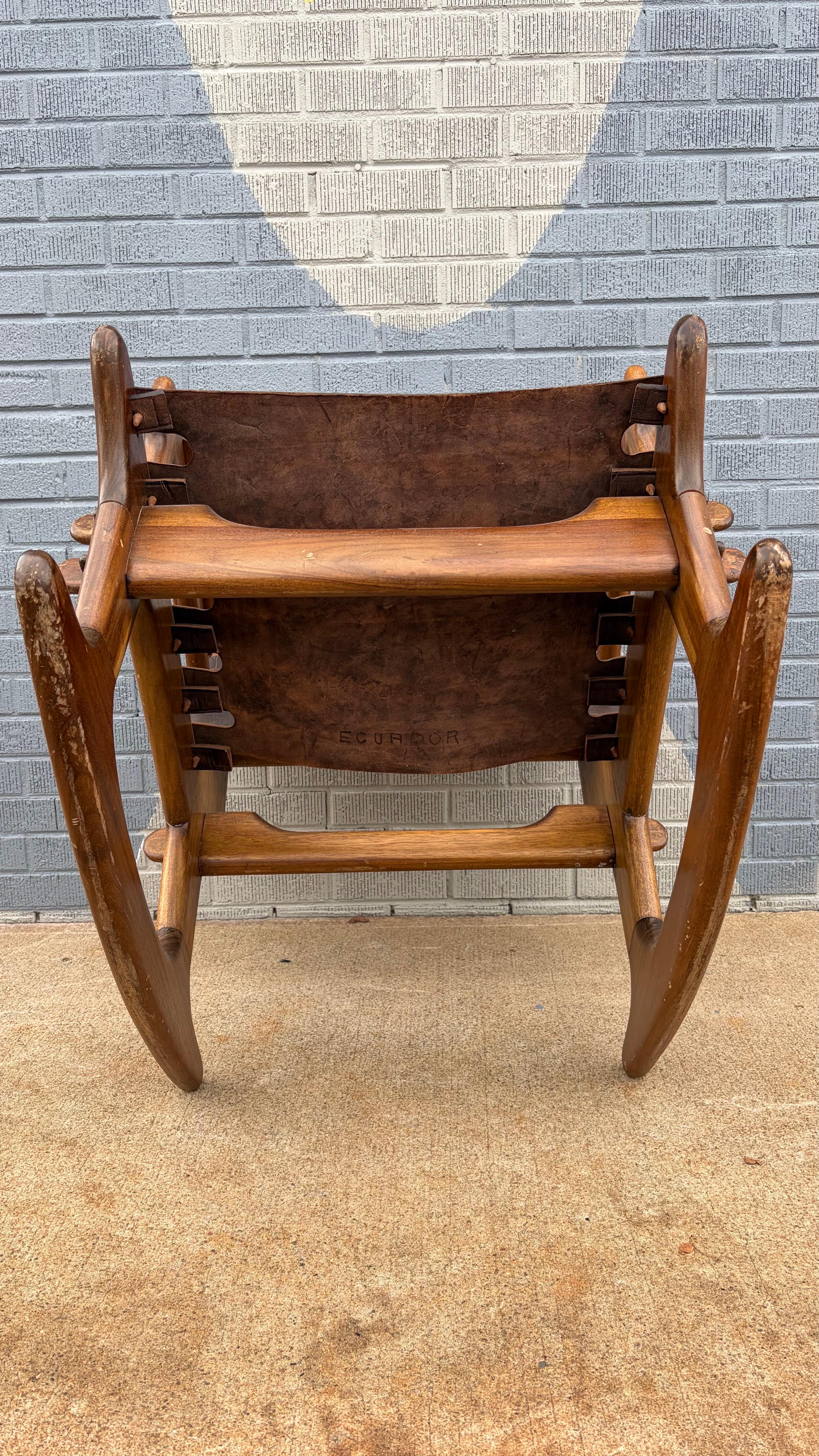 Sedia a dondolo in pelle e legno ecuadoriana di Muebles De Estilo / Angel I. Pazmino in vendita 5