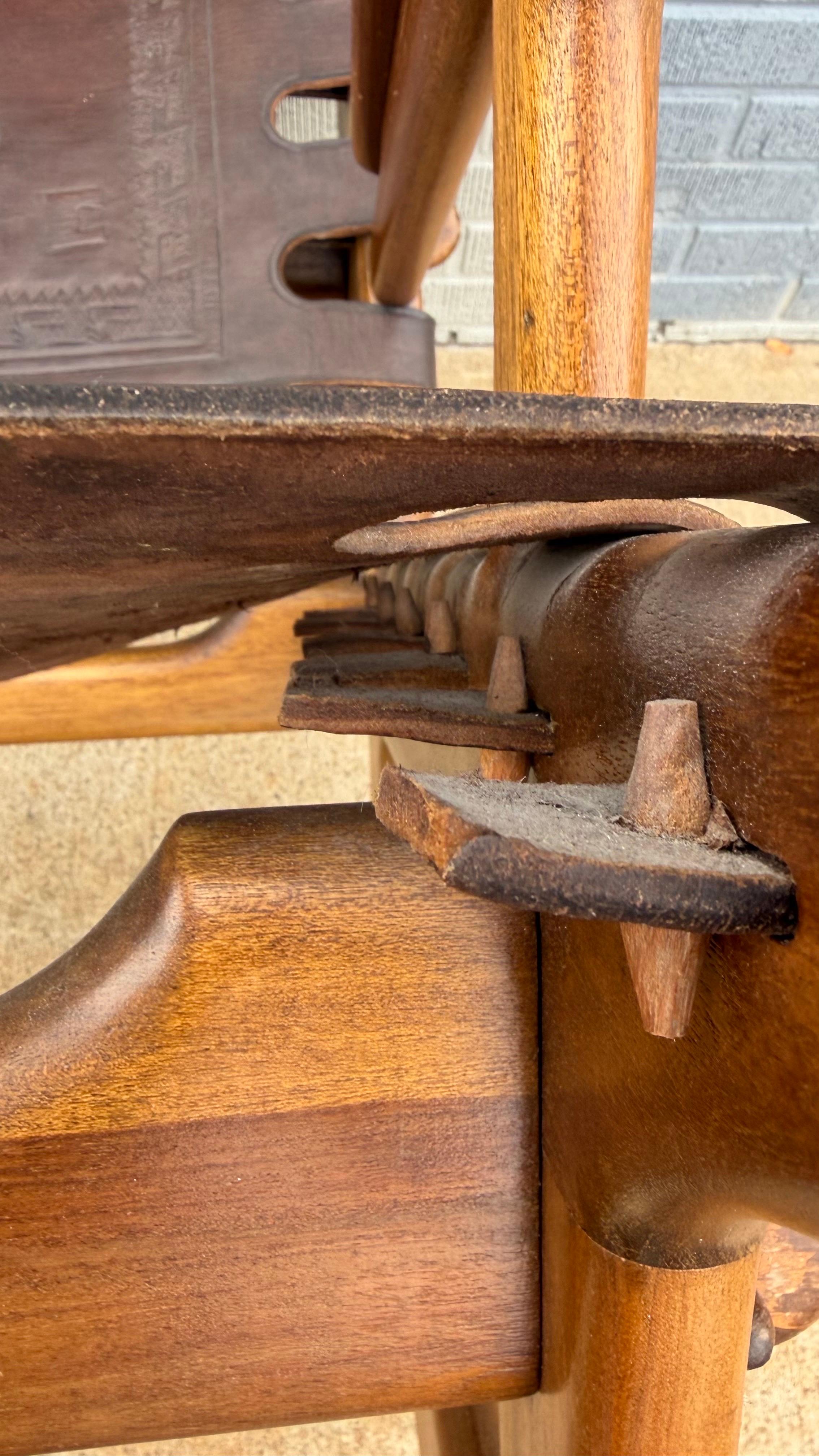 Sedia a dondolo in pelle e legno ecuadoriana di Muebles De Estilo / Angel I. Pazmino in vendita 6