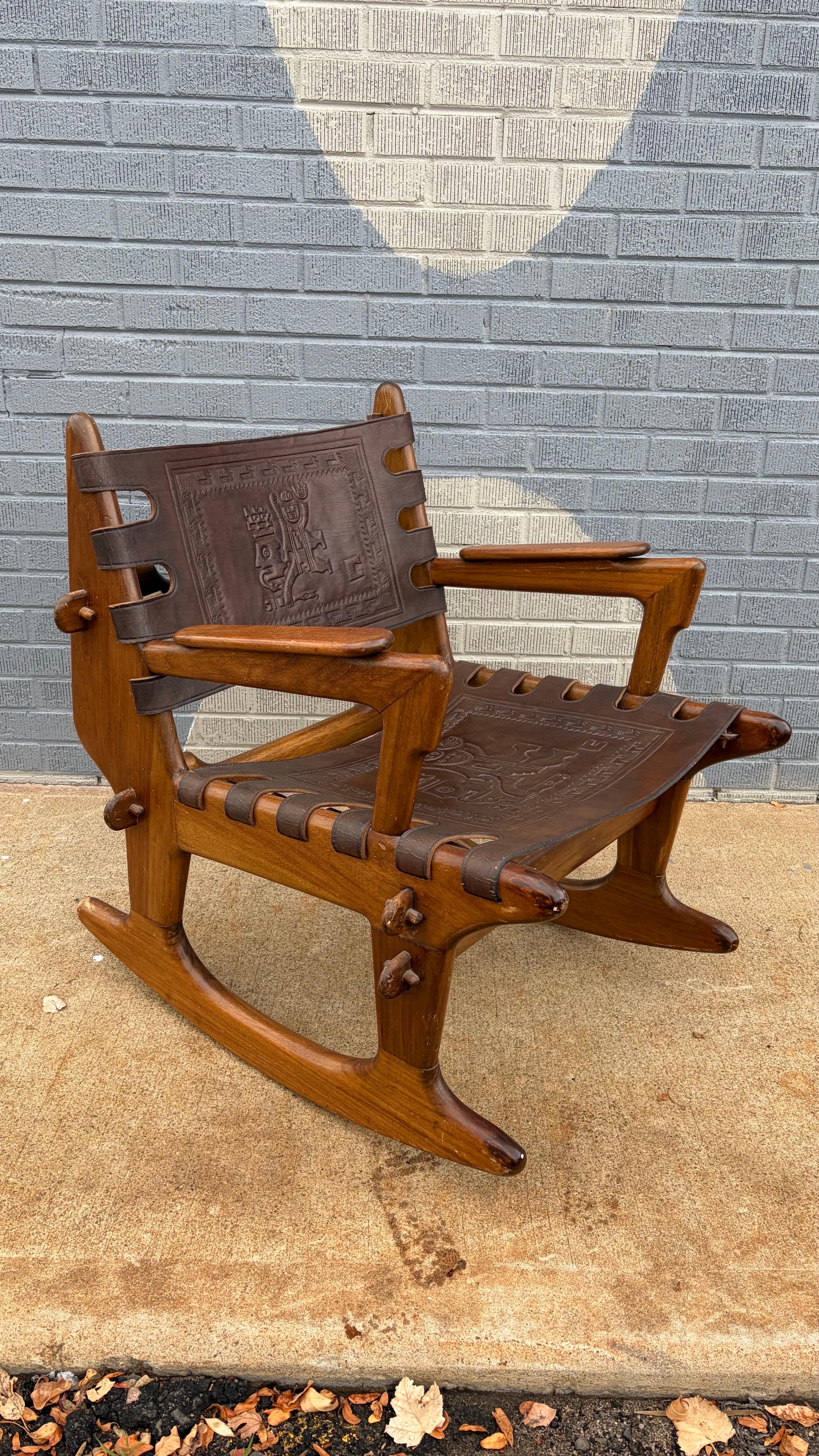 Tribale Sedia a dondolo in pelle e legno ecuadoriana di Muebles De Estilo / Angel I. Pazmino in vendita