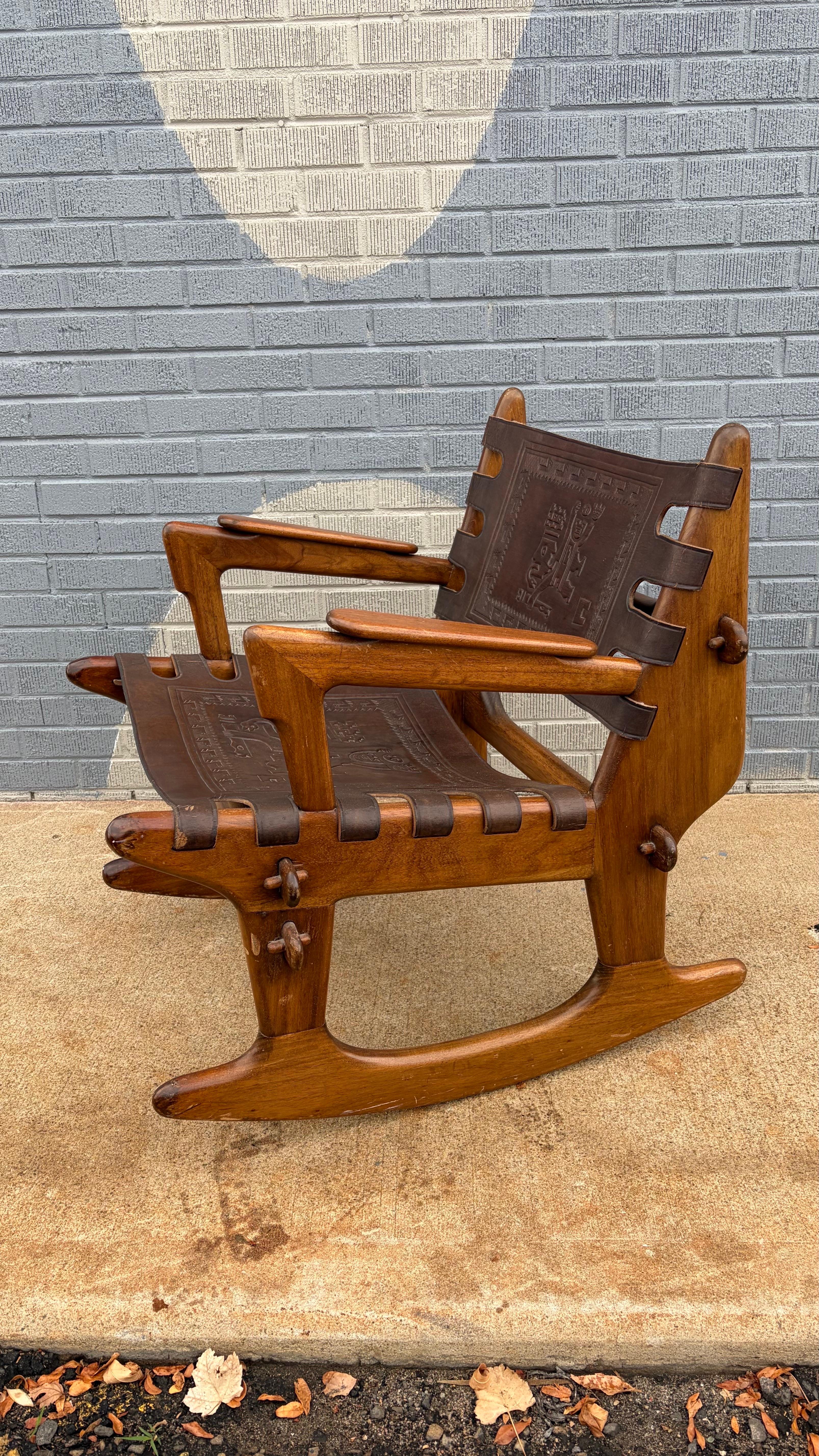 Ecuadoriano Sedia a dondolo in pelle e legno ecuadoriana di Muebles De Estilo / Angel I. Pazmino in vendita