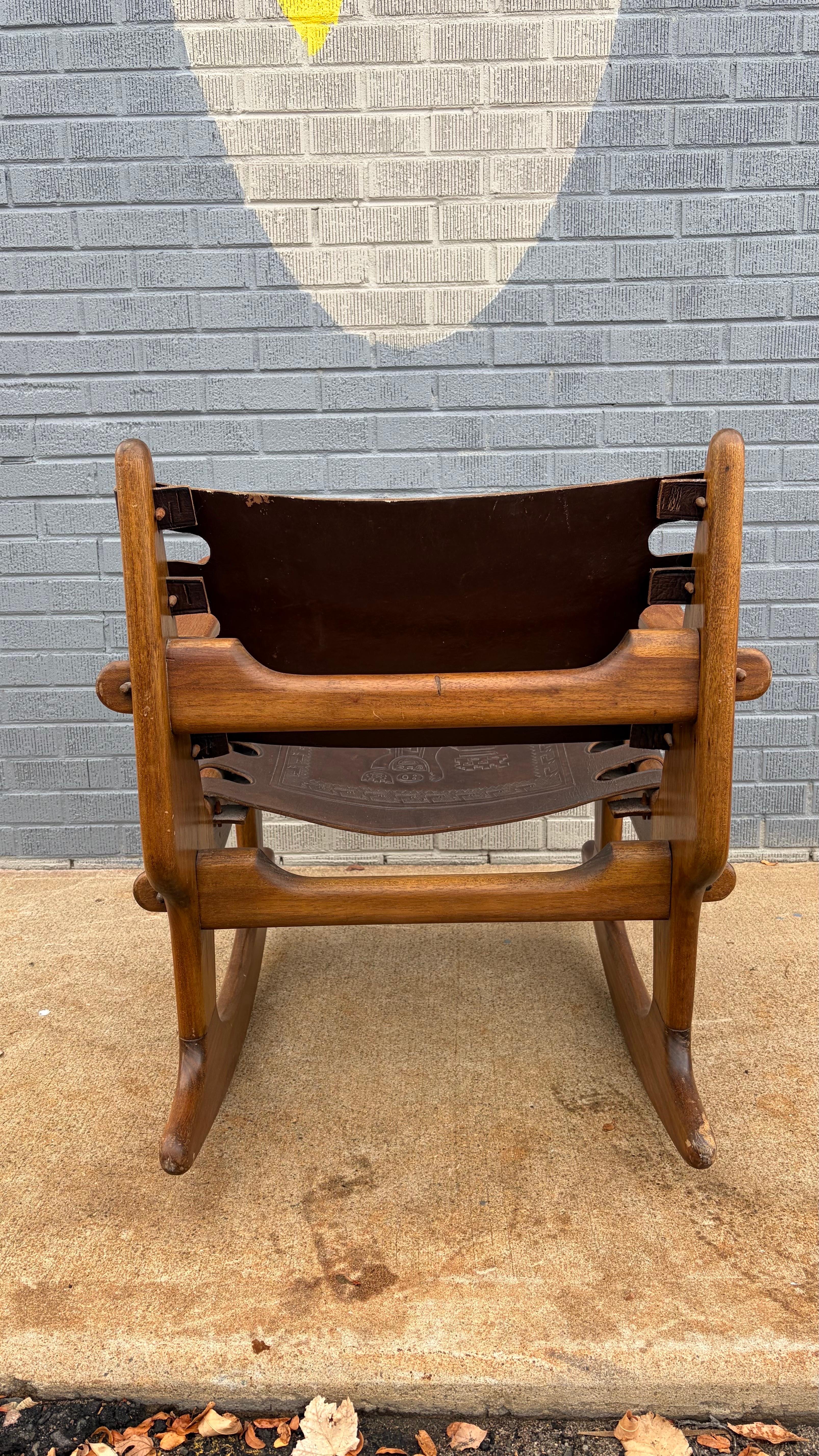 Sedia a dondolo in pelle e legno ecuadoriana di Muebles De Estilo / Angel I. Pazmino In condizioni discrete in vendita a Wheat Ridge, CO