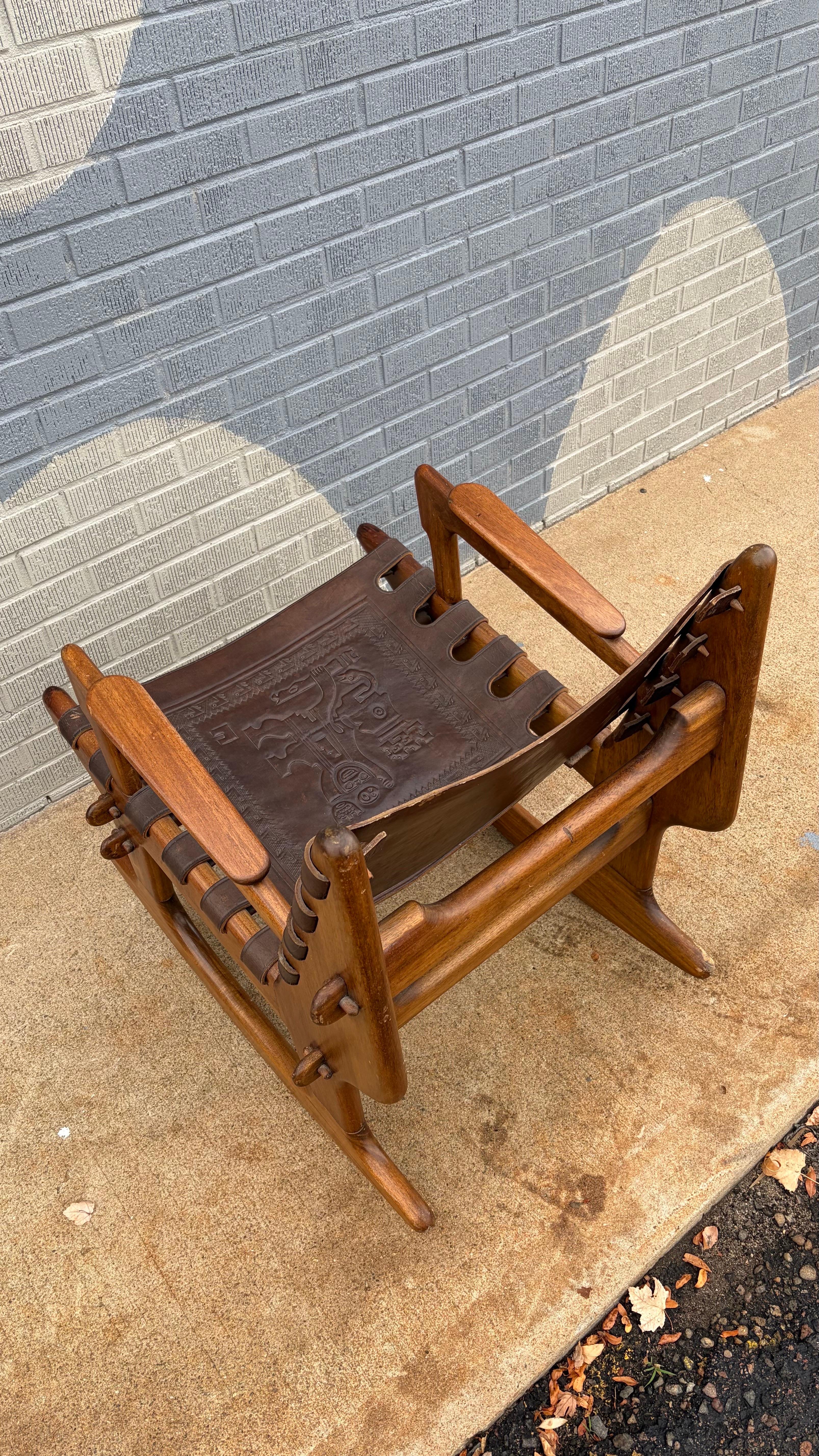 Metà XX secolo Sedia a dondolo in pelle e legno ecuadoriana di Muebles De Estilo / Angel I. Pazmino in vendita