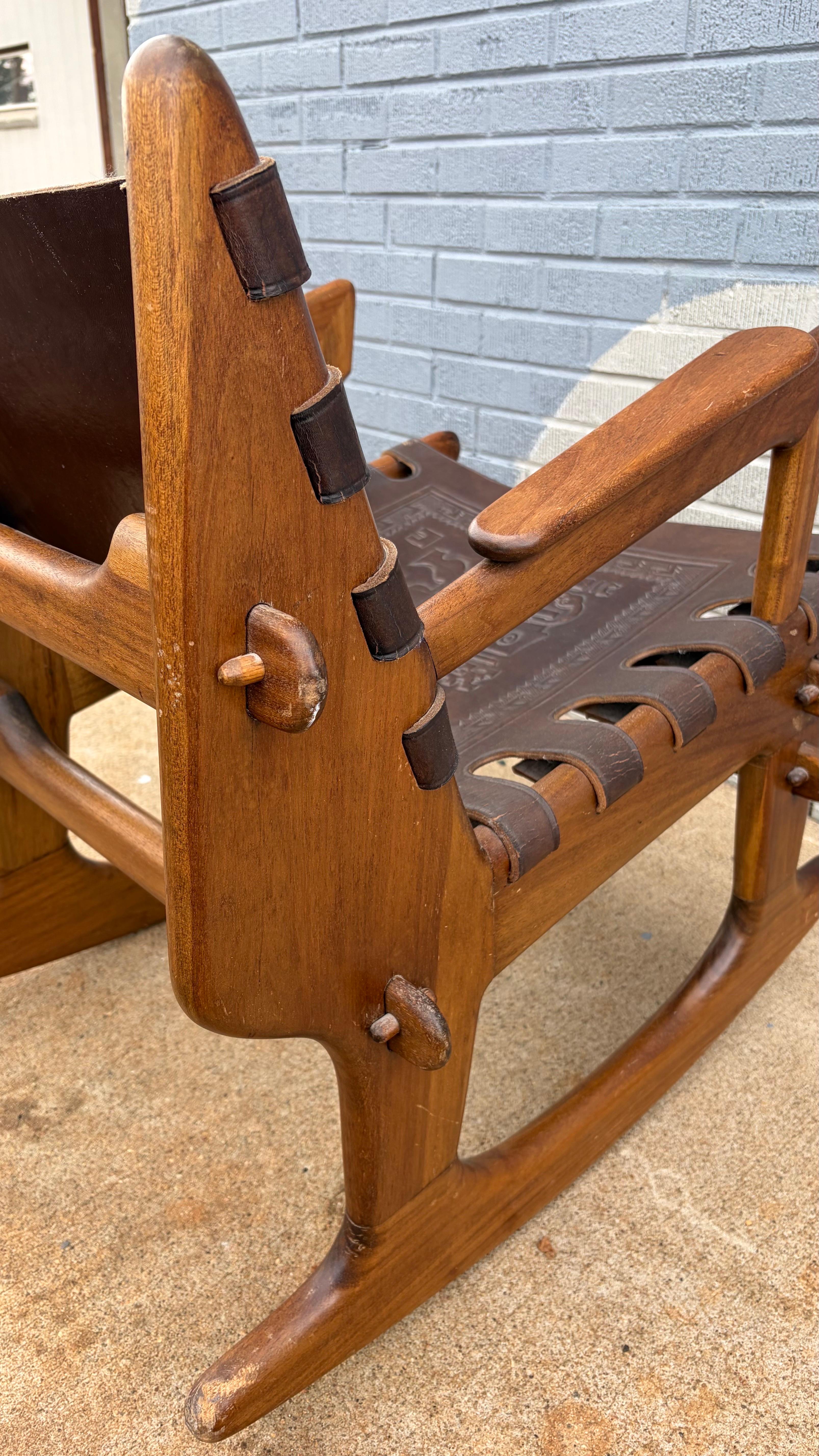 Pelle Sedia a dondolo in pelle e legno ecuadoriana di Muebles De Estilo / Angel I. Pazmino in vendita