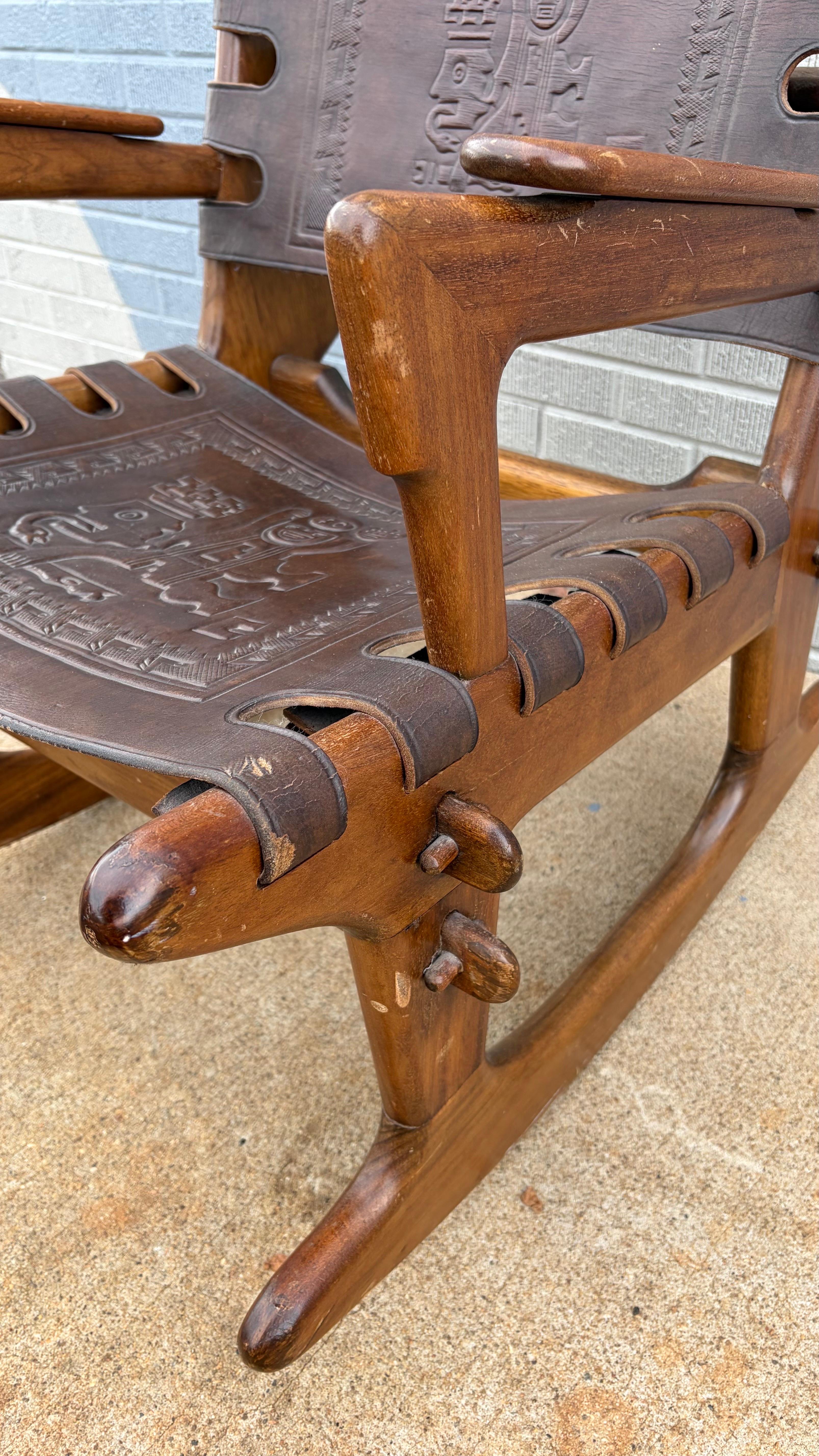 Sedia a dondolo in pelle e legno ecuadoriana di Muebles De Estilo / Angel I. Pazmino in vendita 1