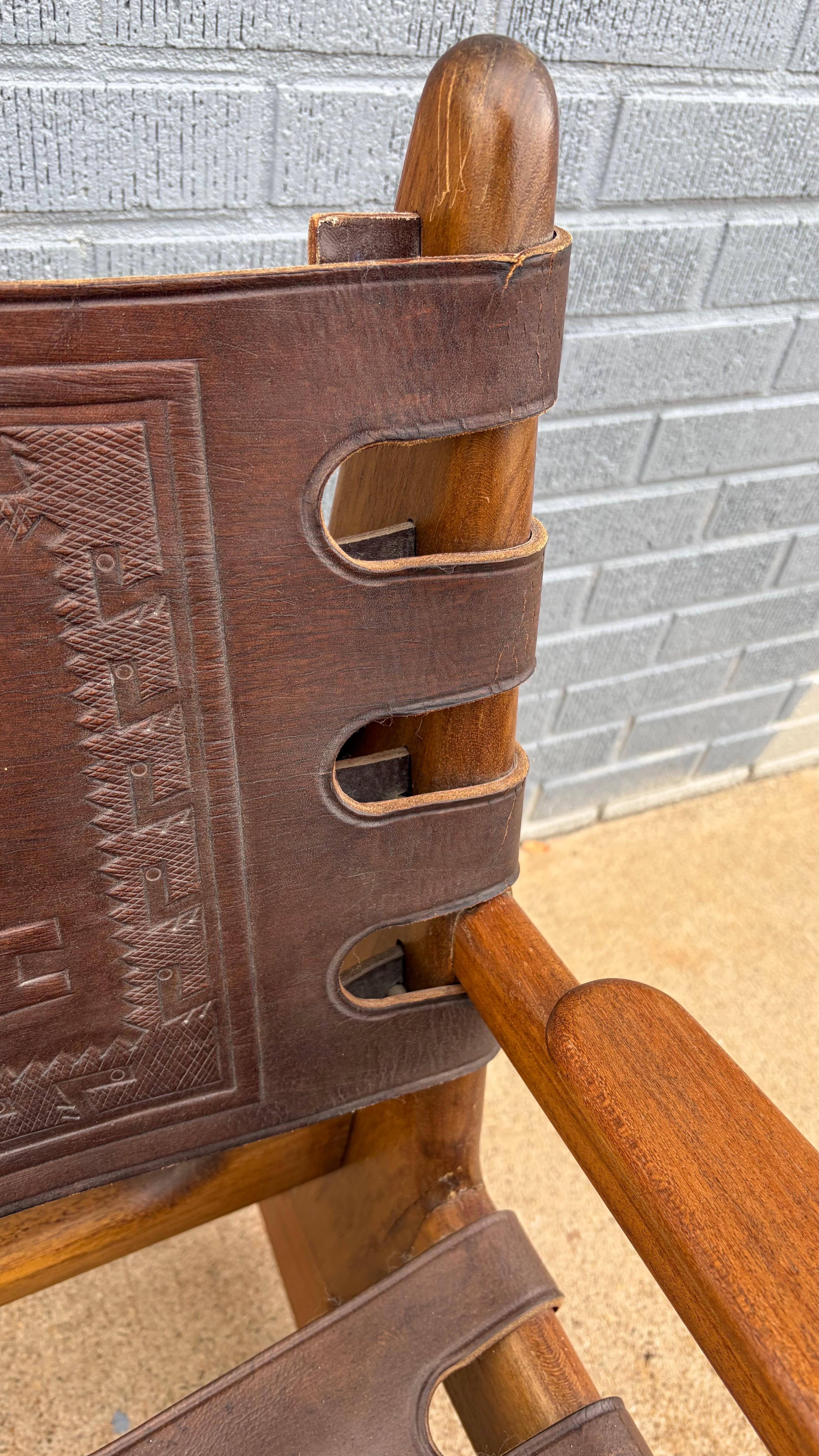 Sedia a dondolo in pelle e legno ecuadoriana di Muebles De Estilo / Angel I. Pazmino in vendita 2