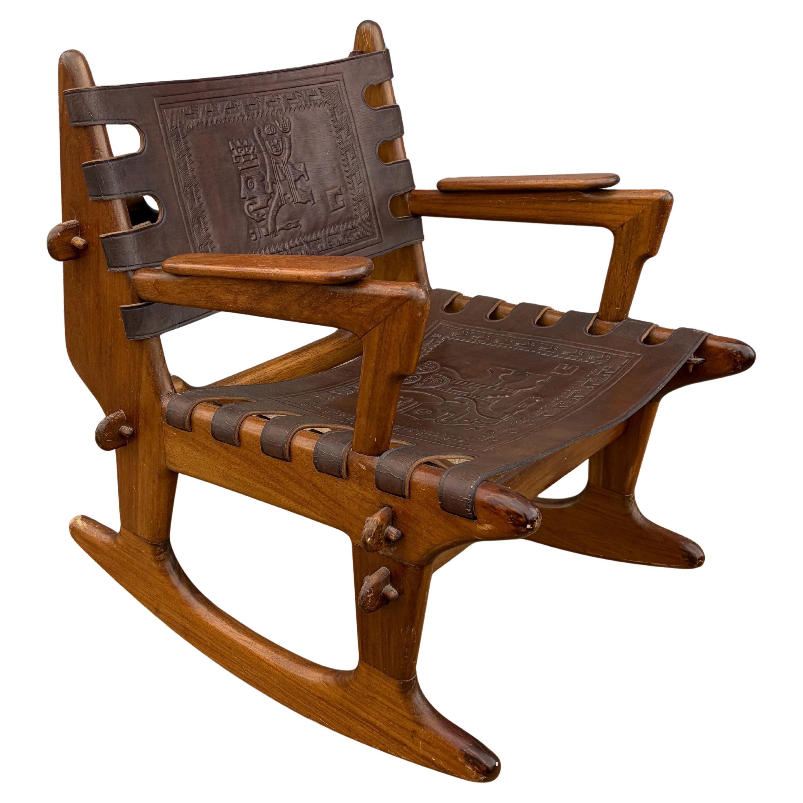 Sedia a dondolo in pelle e legno ecuadoriana di Muebles De Estilo / Angel I. Pazmino