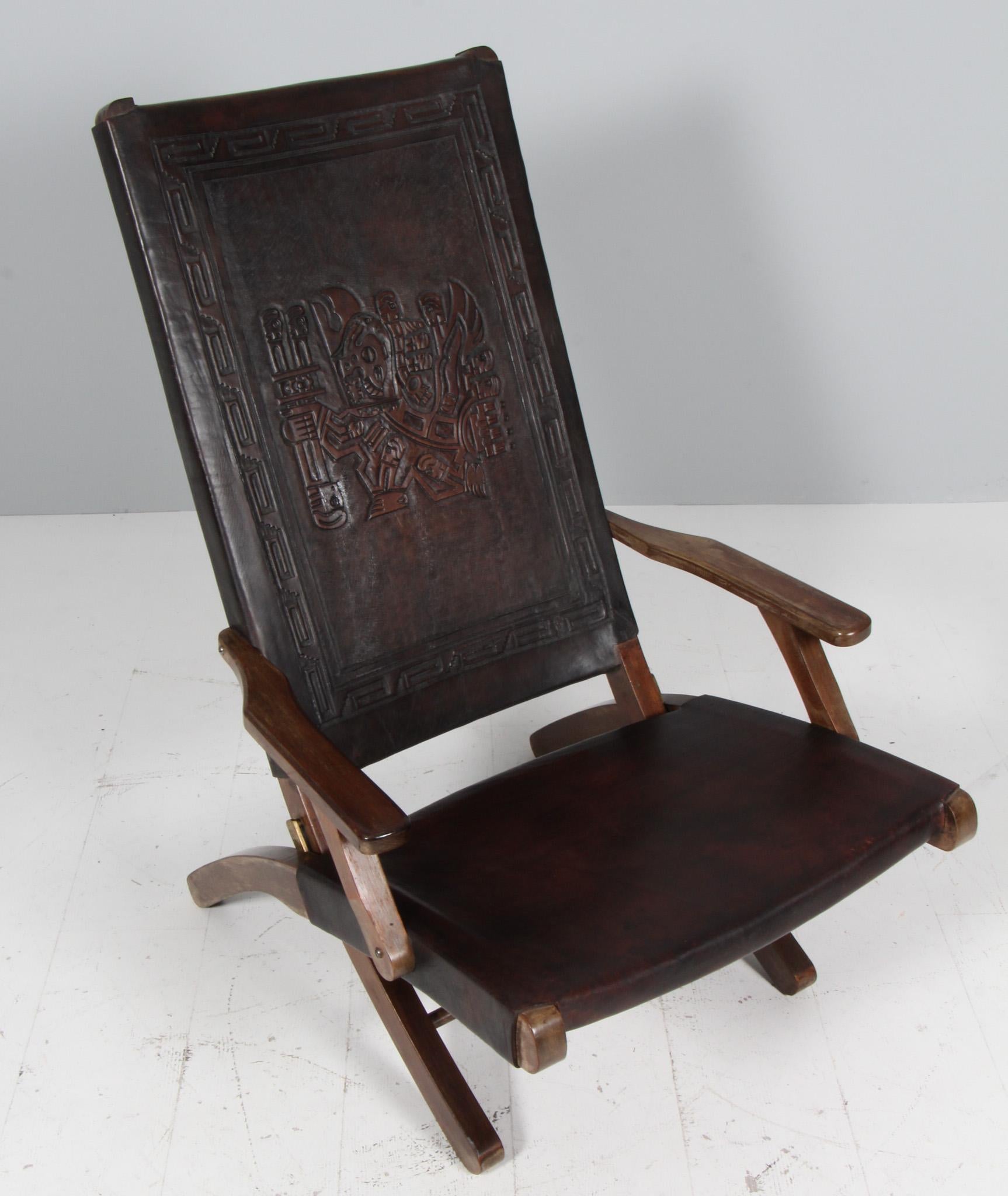Ecuadorianischer Loungesessel von Angel Pazmino für Meubles de Estilo.
Massives Teakholz, Rückenlehnen und Sitzfläche aus braunem Sattelleder mit Inka-Prägung.
Wir bieten Verpackungen in Museumsqualität.