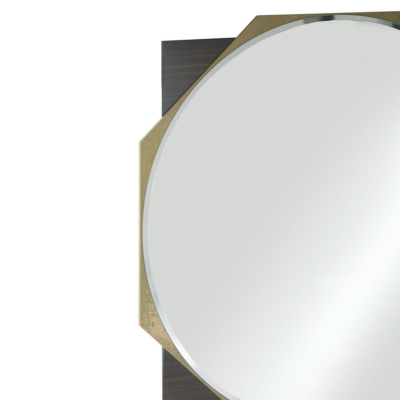 Geometric profiles dynamically overlapped define the unmistakably modern charm of this mirror. A prized eucalyptus frame - offered in a superb glossy finish - features a contrasting octagonal element accented with bronzed metal that welcomes the
