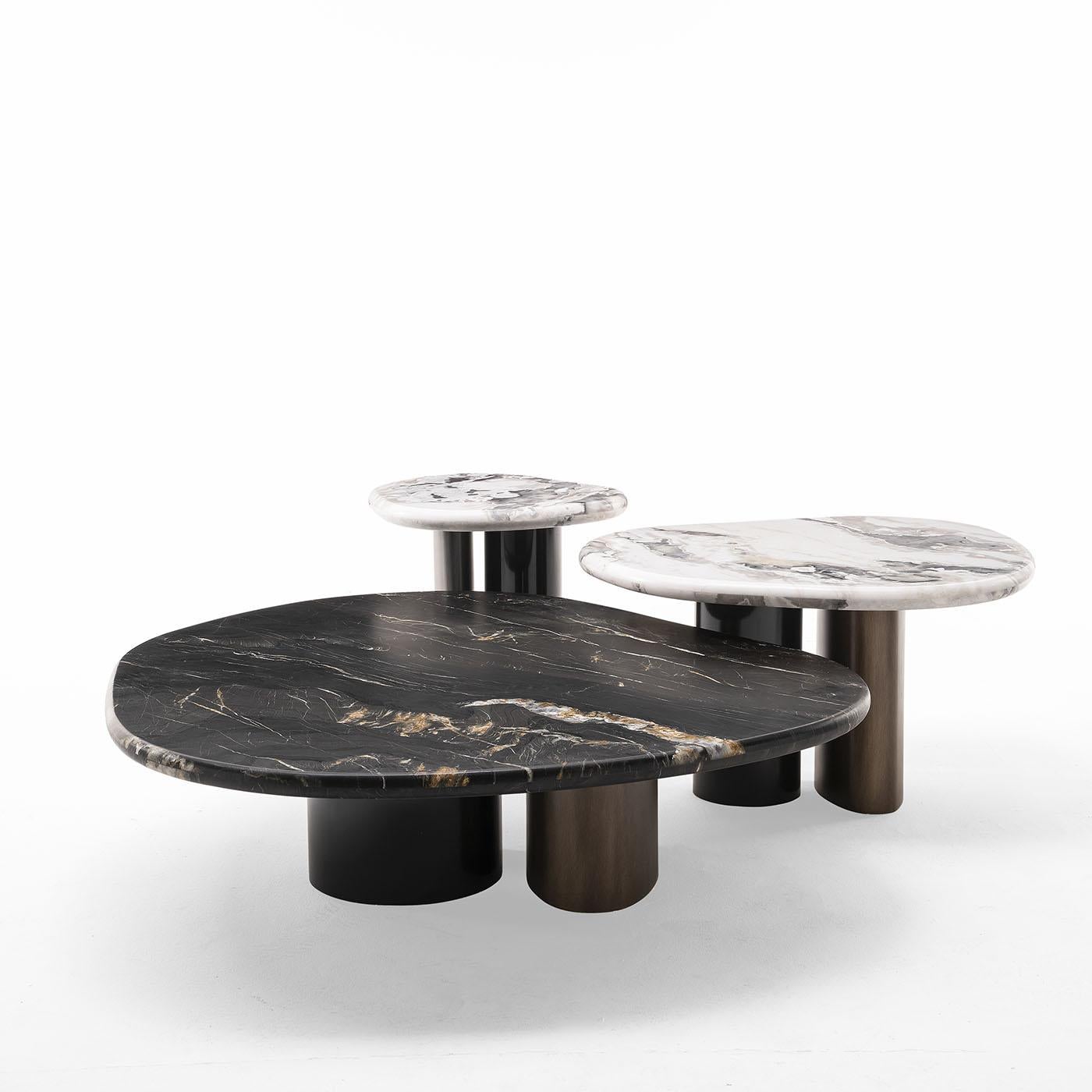 The ethereal charm of clouds and the concrete beauty of marble converge in this exclusive coffee table. Raised on a sculptural base consisting of a brushed-black round-cut leg and of an oval-cut golden leg, a prized Belvedere marble top enchants