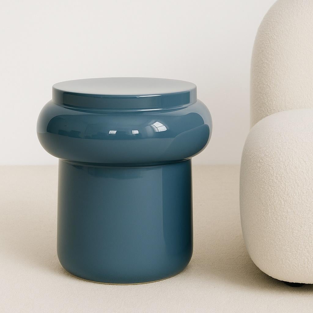 Questo pezzo, che fa parte della serie TEXTURE & TENSION - Material Experiments, incarna il dialogo tra costrizione e rilascio. La sua forma scultorea, solida e precisa sembra essere stata modellata dalla pressione stessa del materiale che la porta