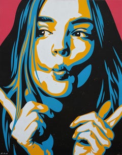 Kickin Around, portrait de femme représentée en relief aux tons bleus, jaunes et roses