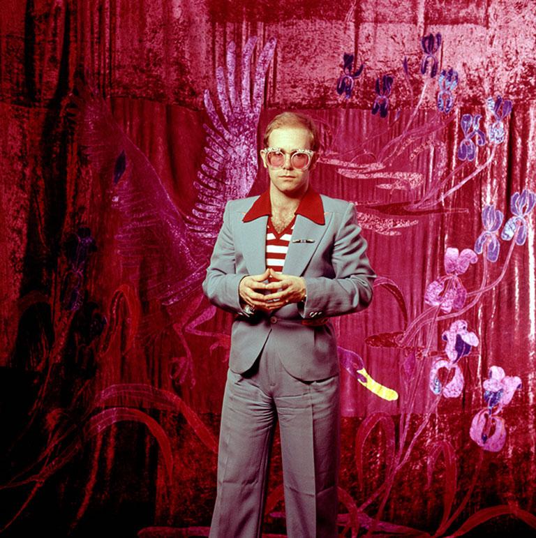 Elton John, 1974 (Ed Caraeff - Photographie couleur)
Impression à pigment d'archivage
16x20 : £1,440
20x24 : £1,920 
30x40 : £3,600 
40x60 : £4,800 
Signé et numéroté par le photographe sur le bord inférieur avant.
Édition en 50 exemplaires plus