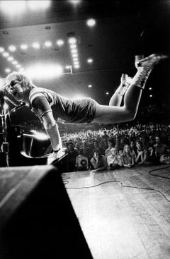 Elton John Takes Flight - Impresión especial cofirmada en edición limitada, enmarcada