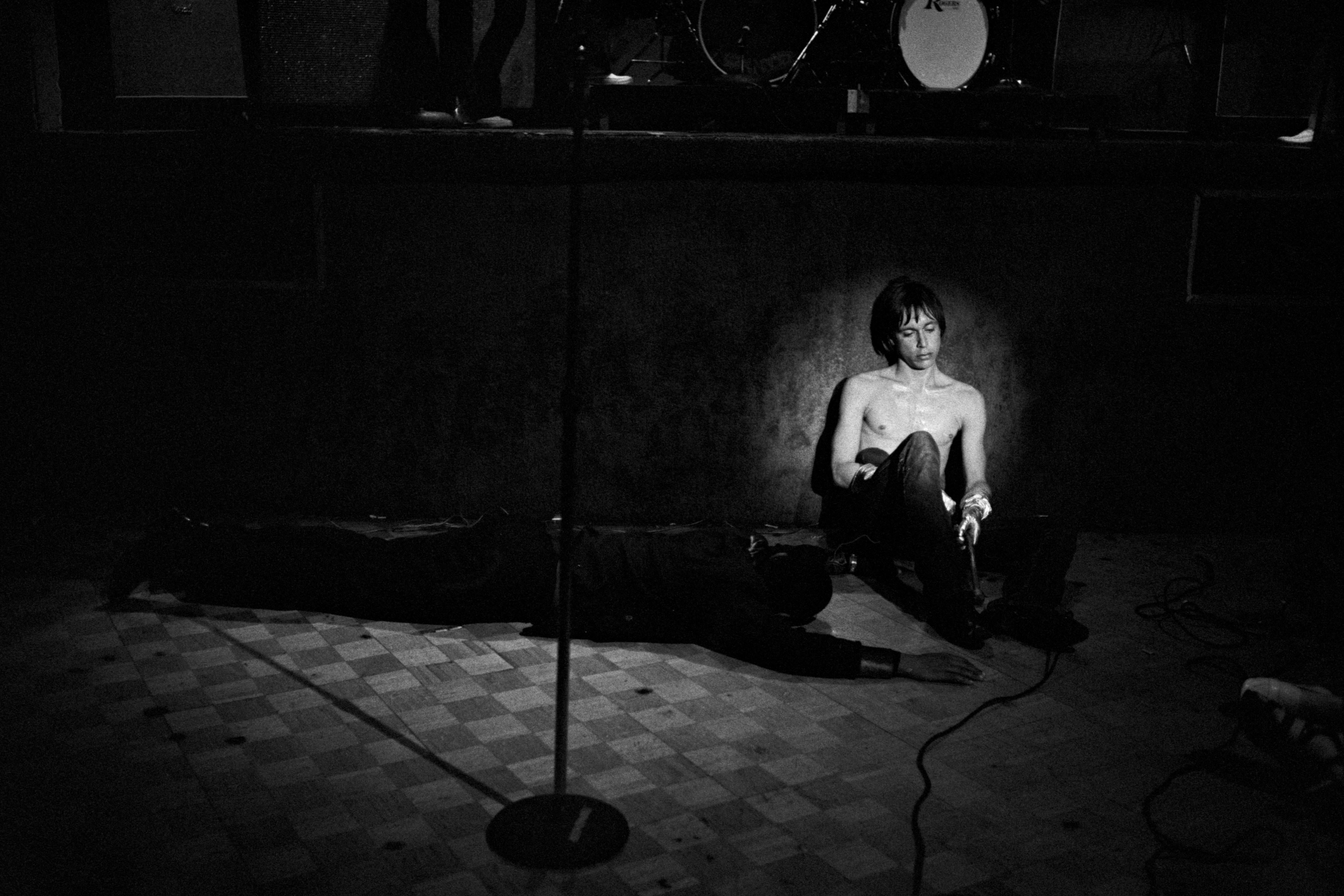 Signierter Druck in limitierter Auflage von Ed Caraeff von Iggy Pop, aufgenommen während einer Stooges-Show im Whisky a Go Go, Los Angeles, CA, USA, Mai 1970 vom berühmten Fotografen Ed Caraeff

Signierter Druck in limitierter Auflage Nummer