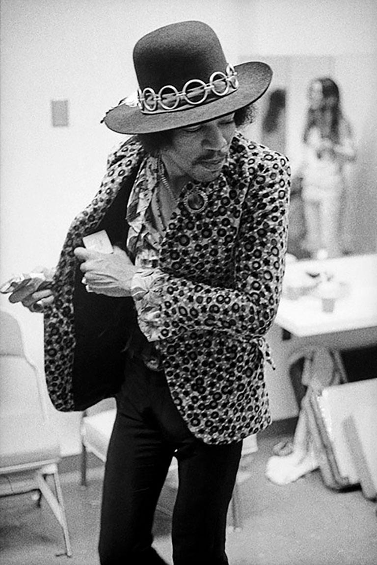 Jimi Hendrix, 1968 (Ed Caraeff - Photographie en noir et blanc)
Tirage à la gélatine argentique
16x20 : £1,440
20x24 : £1,920 
30x40 : £3,600 
40x60 : £4,800 
Signé et numéroté par le photographe sur le bord inférieur avant.
Édition en