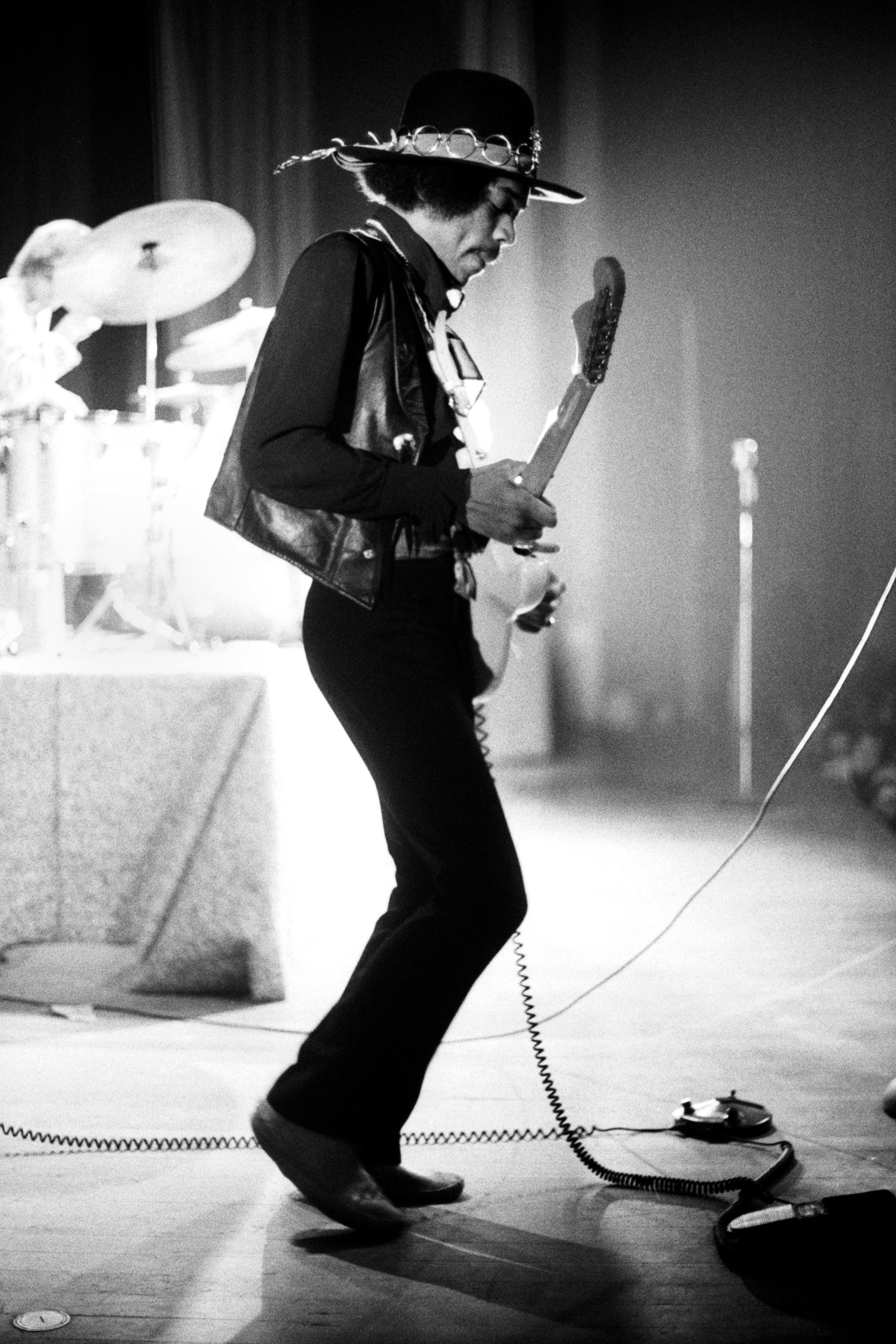 Ed Caraeff Black and White Photograph – Jimi Hendrix 1968, 1968