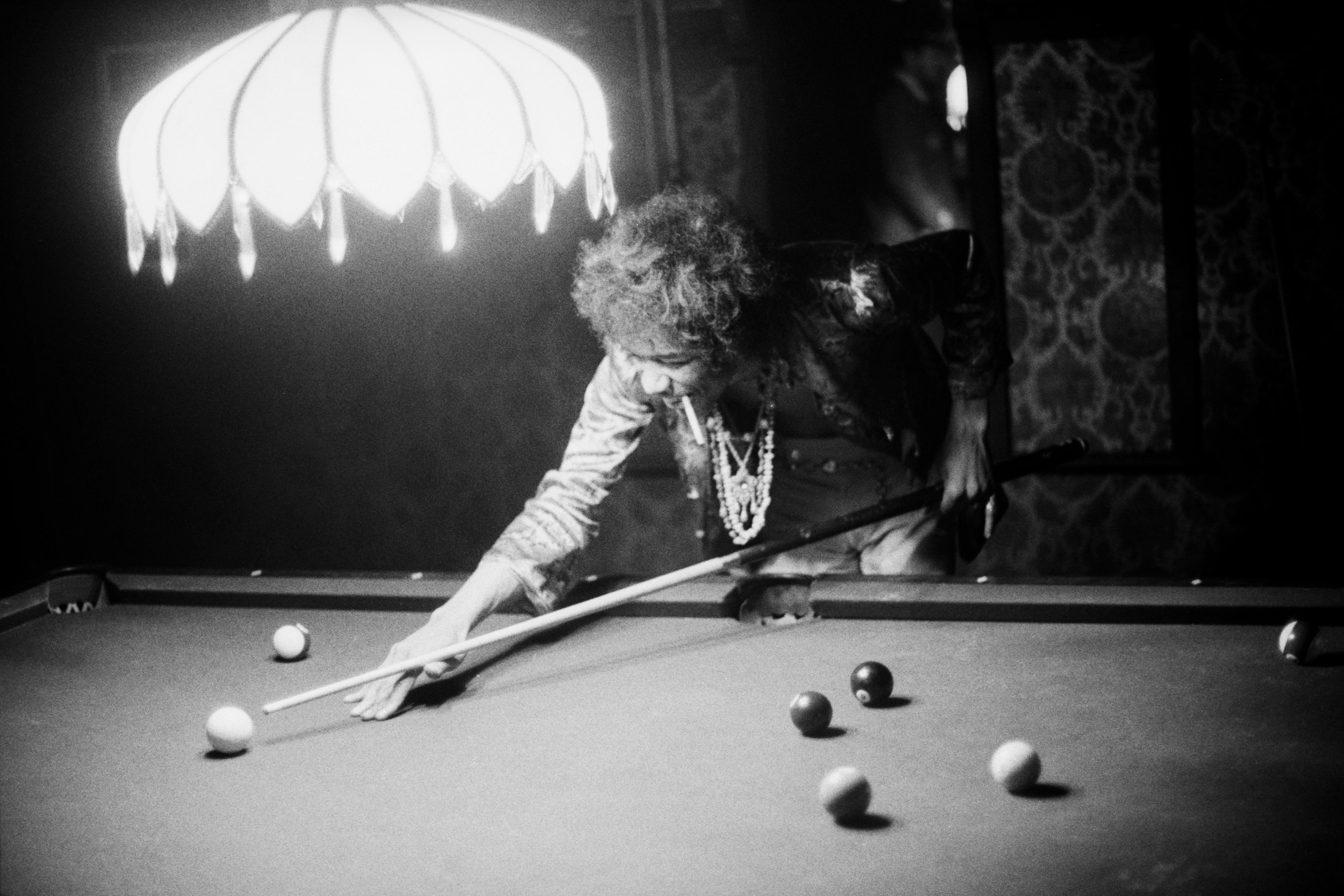 Signierter Druck in limitierter Auflage von Jimi Hendrix beim Billardspielen im Bel Air Haus von John und Michelle Phillips, in Laurel Canyon, LA am 1. Juli 1967

Dieser atemberaubende Druck ist auch in den folgenden Größen und in einer limitierten