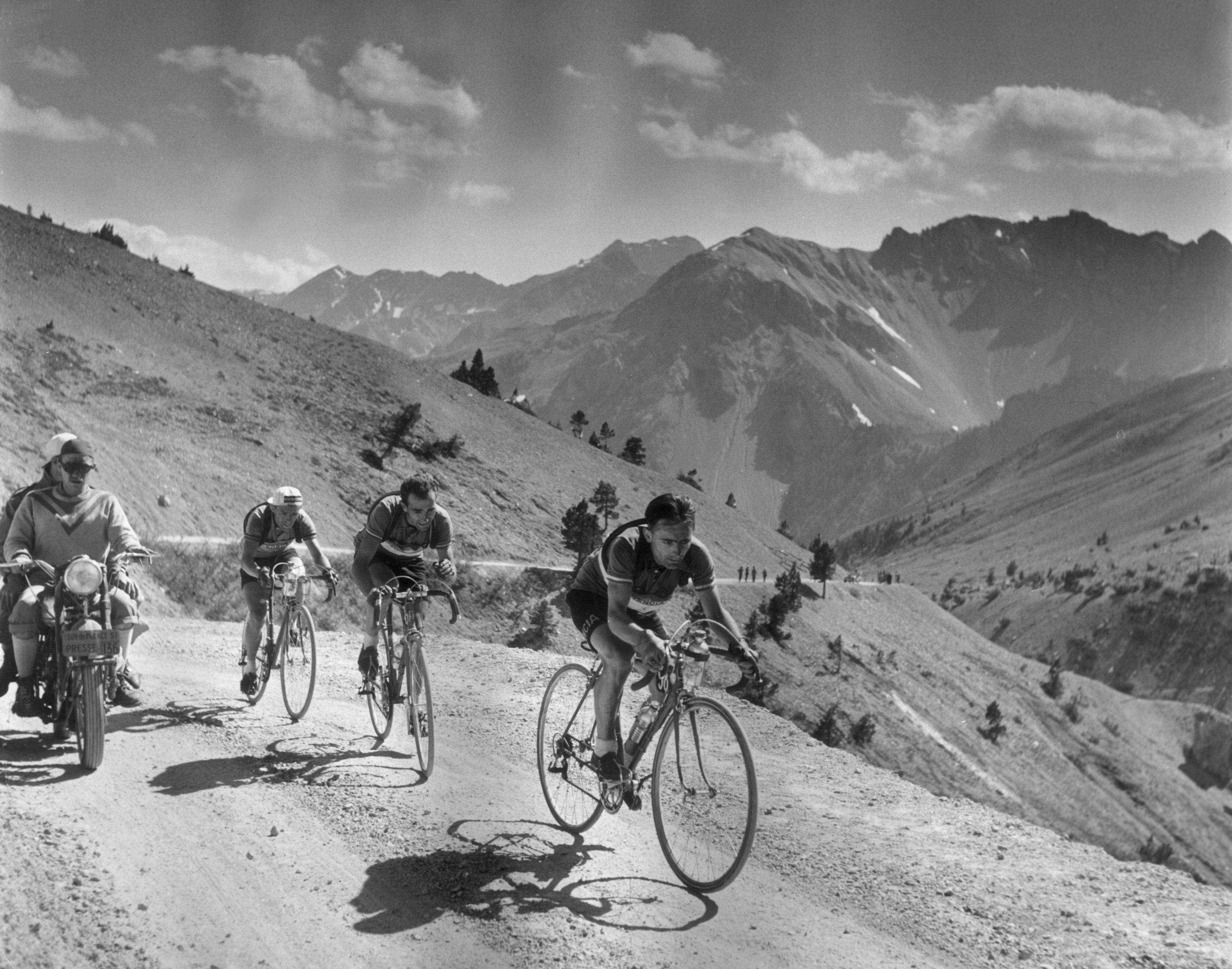 Le 18 août 1951 : Des cyclistes participant au Tour de France traversent les Alpes françaises. Publication originale : Picture Post - 5381 - Le plus grand spectacle sur terre - pub. 1951 (Picture Post/Getty Images)

En tant que partenaire agréé de