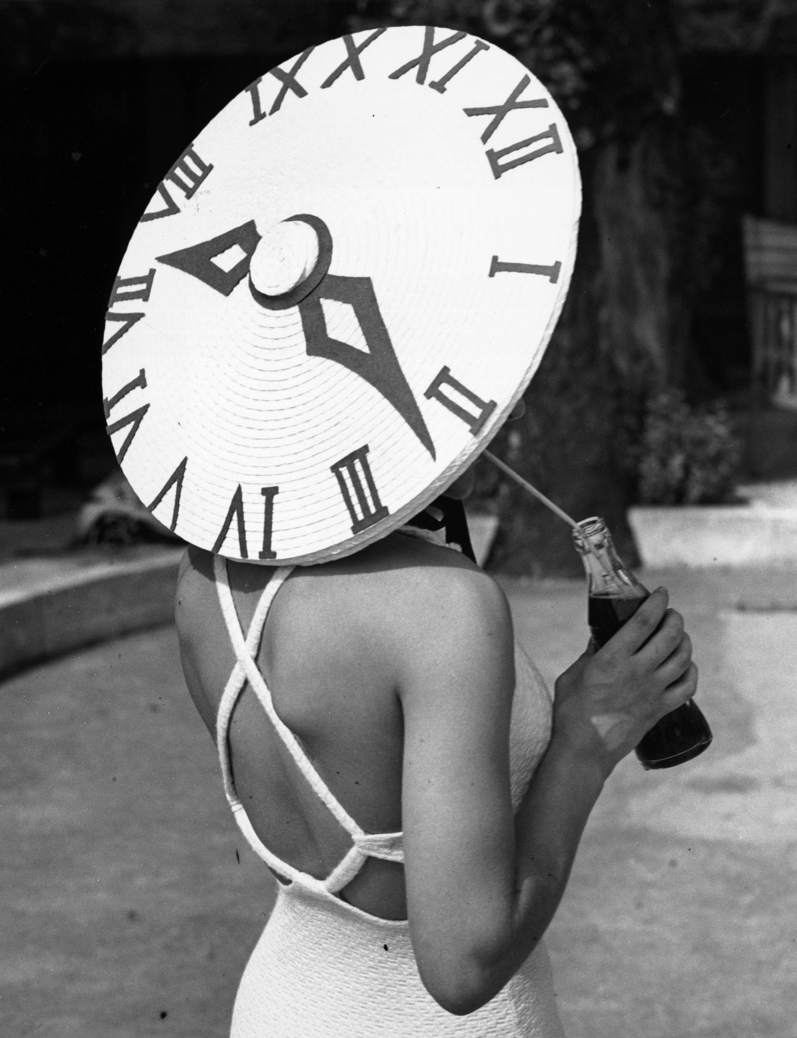 Die britische Tänzerin Rosemary Andree trägt an einem Sommertag am Roehampton Pool einen Sonnenhut mit einem Zifferblattmuster. (Foto von Gerry Cranham/Getty Images)

Als autorisierter Partner von Getty Images Gallery bieten wir Abzüge in