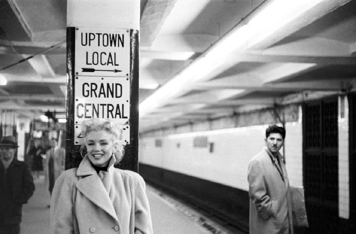 "Marilyn In Grand Central Station" by Ed Feingersh

Actress Marilyn Monroe takes the subway in Grand Central Station on March 24, 1955 in New York City, New York. 

Unframed
Paper Size: 20" x 24'' (inches)
Printed 2022 
Silver Gelatin Fibre Print