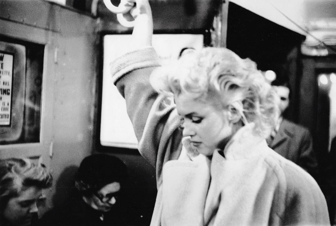 Black and White Photograph Ed Feingersh - Marilyn Monroe dans le métro à la gare de Grand Central, à New York