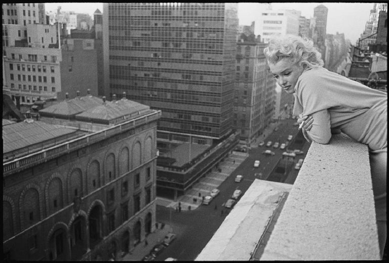 "Marilyn On The Roof" by Ed Feingersh

American actress Marilyn Monroe (1926 - 1962) leans over the balcony of the Ambassador Hotel in March 1955 in New York City, New York.

Unframed
Paper Size: 30" x 40'' (inches)
Printed 2022 
Silver Gelatin