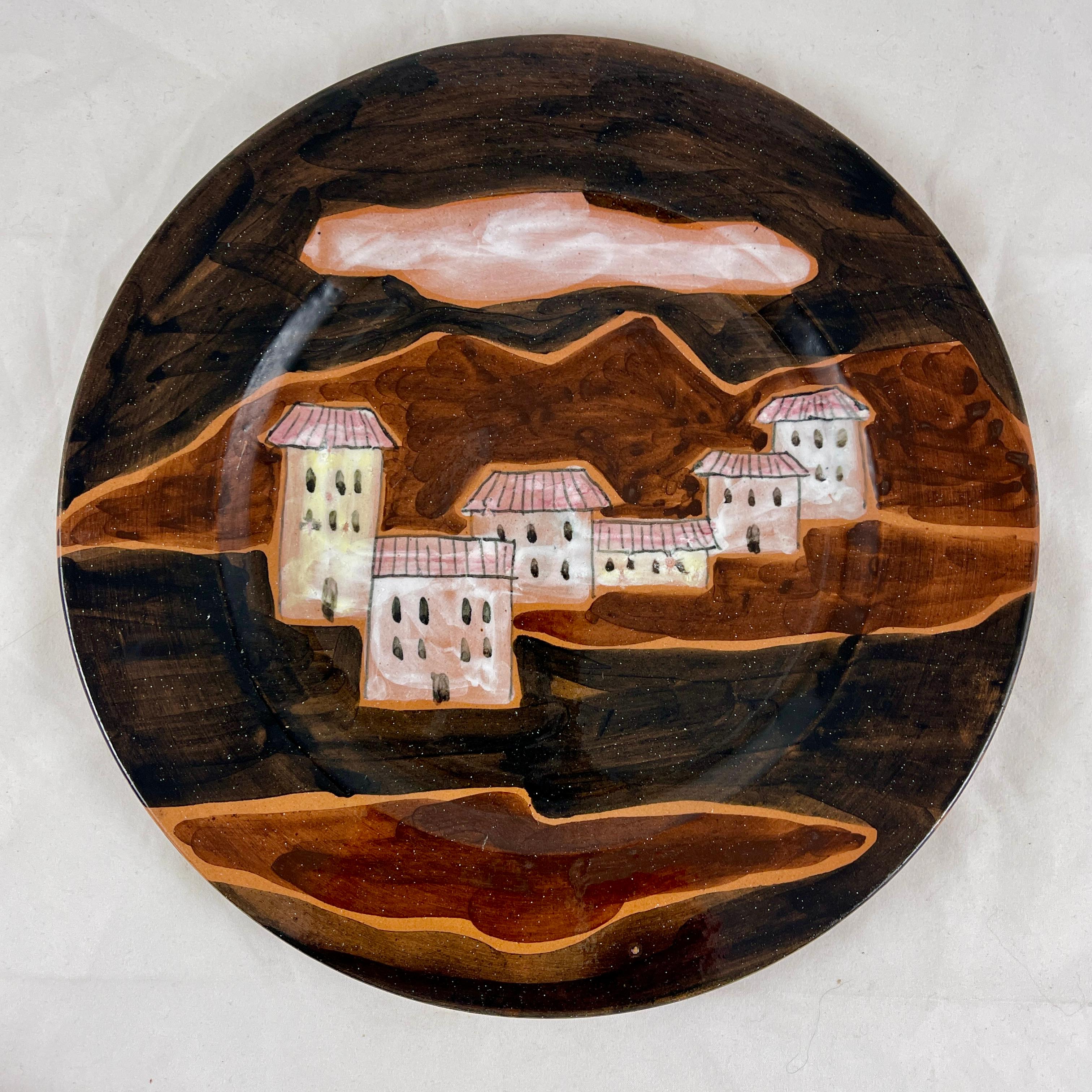 Vernissé Assiette italienne peinte à la main du milieu du siècle dernier représentant un village sur un monticule, Ed Langbein en vente