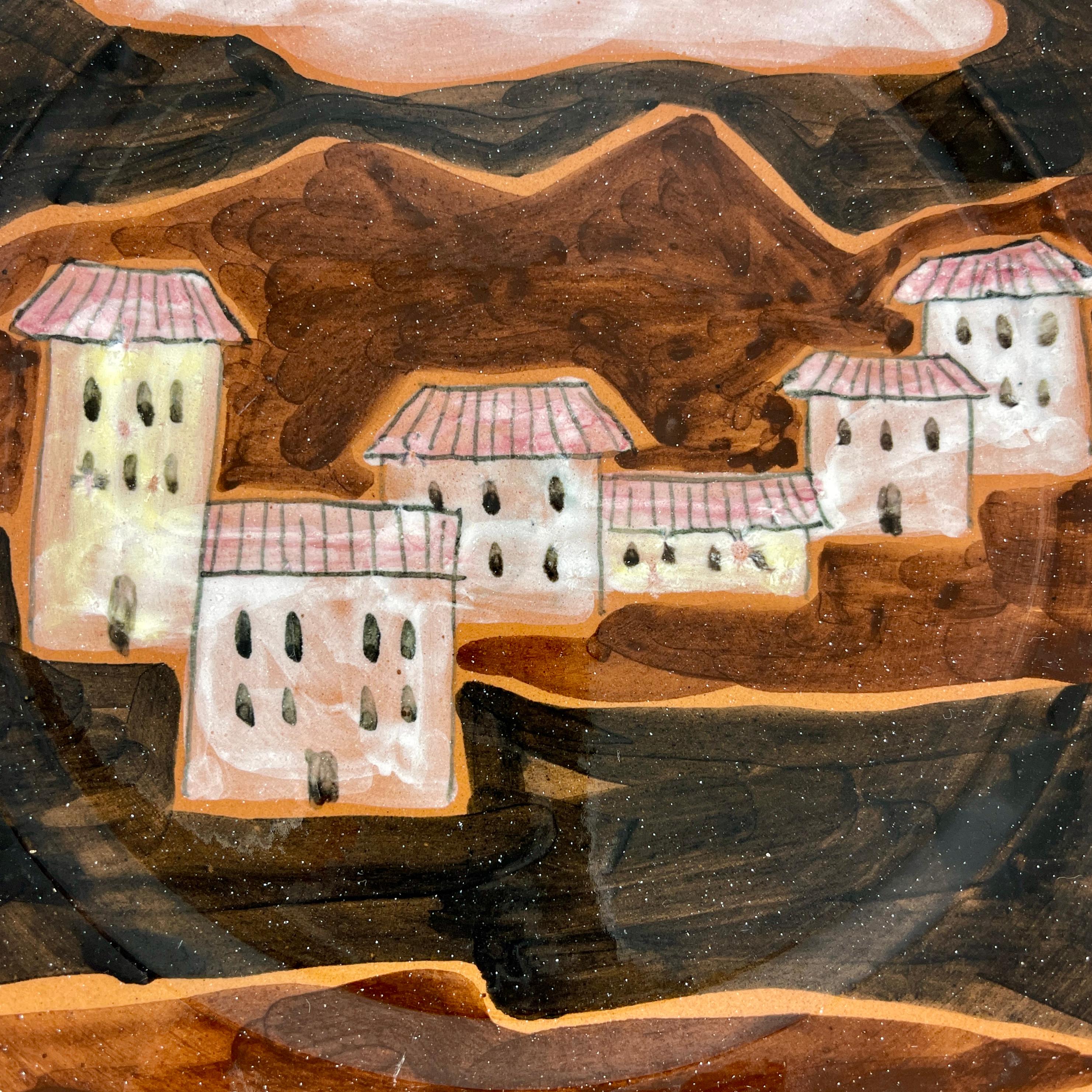 Poteries Assiette italienne peinte à la main du milieu du siècle dernier représentant un village sur un monticule, Ed Langbein en vente