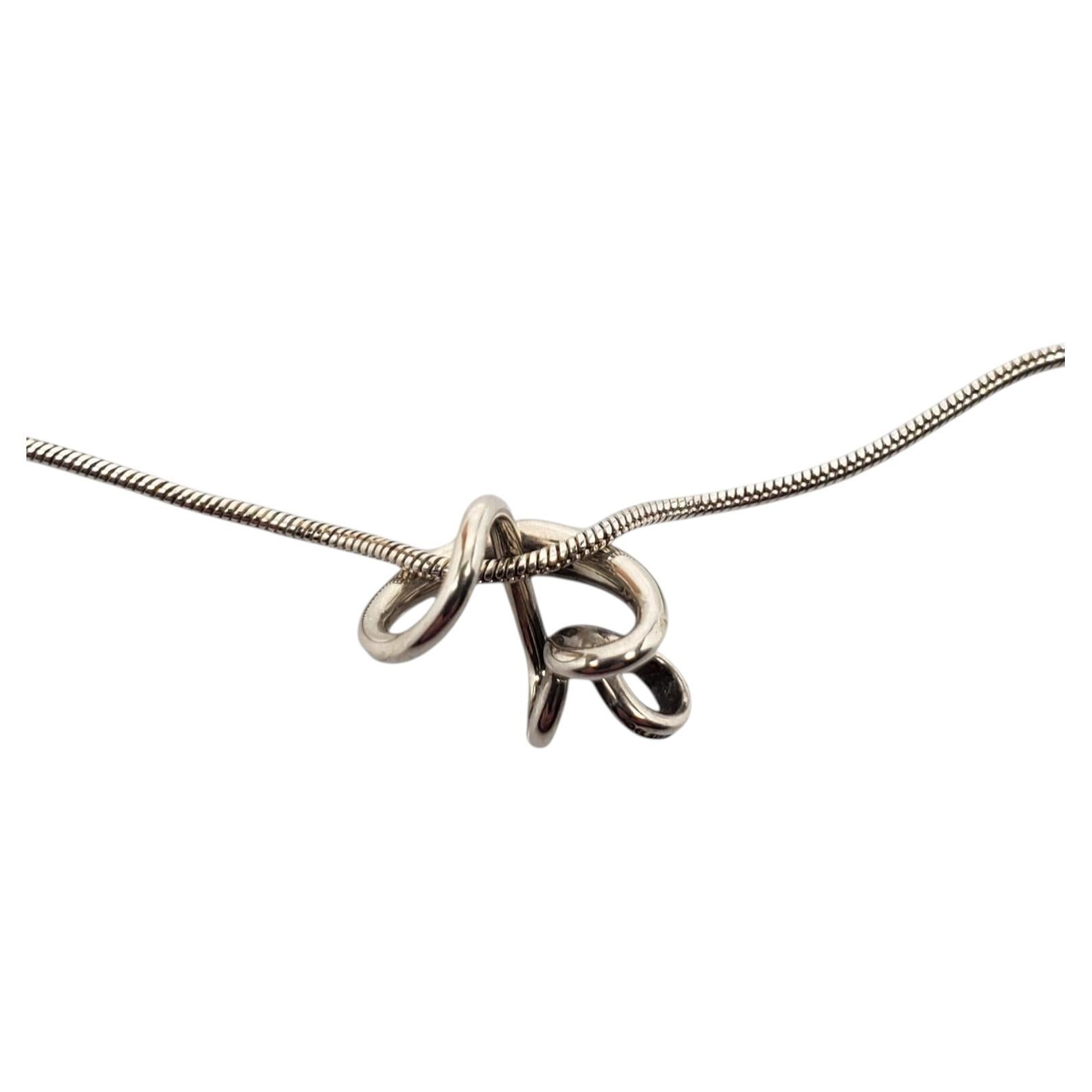 Collier avec pendentif en forme de nœud en argent sterling Ed Levin, 18" #24690 en vente