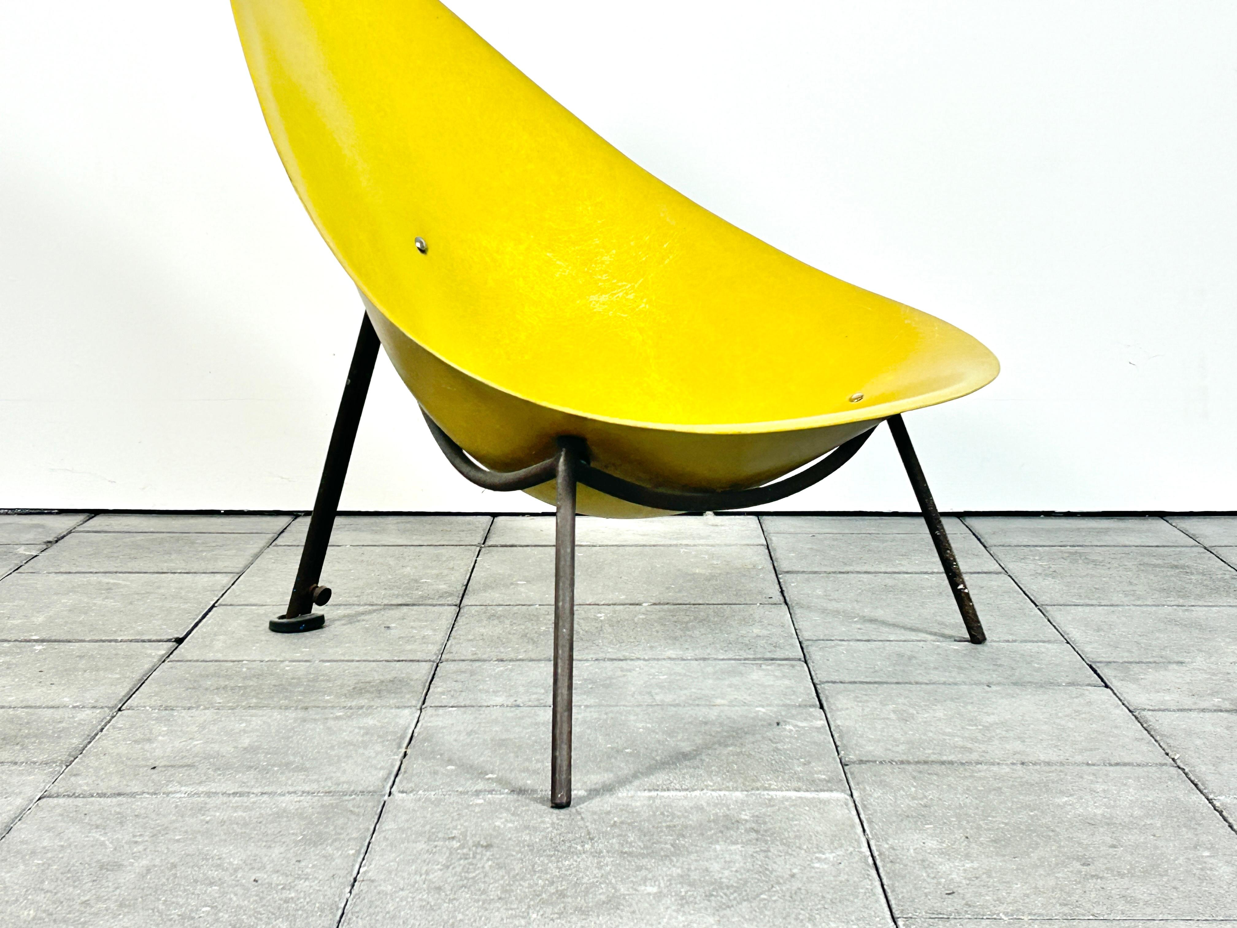 Ed Merat Fiberglass tripod lounge chair France 1956 For Sale 4