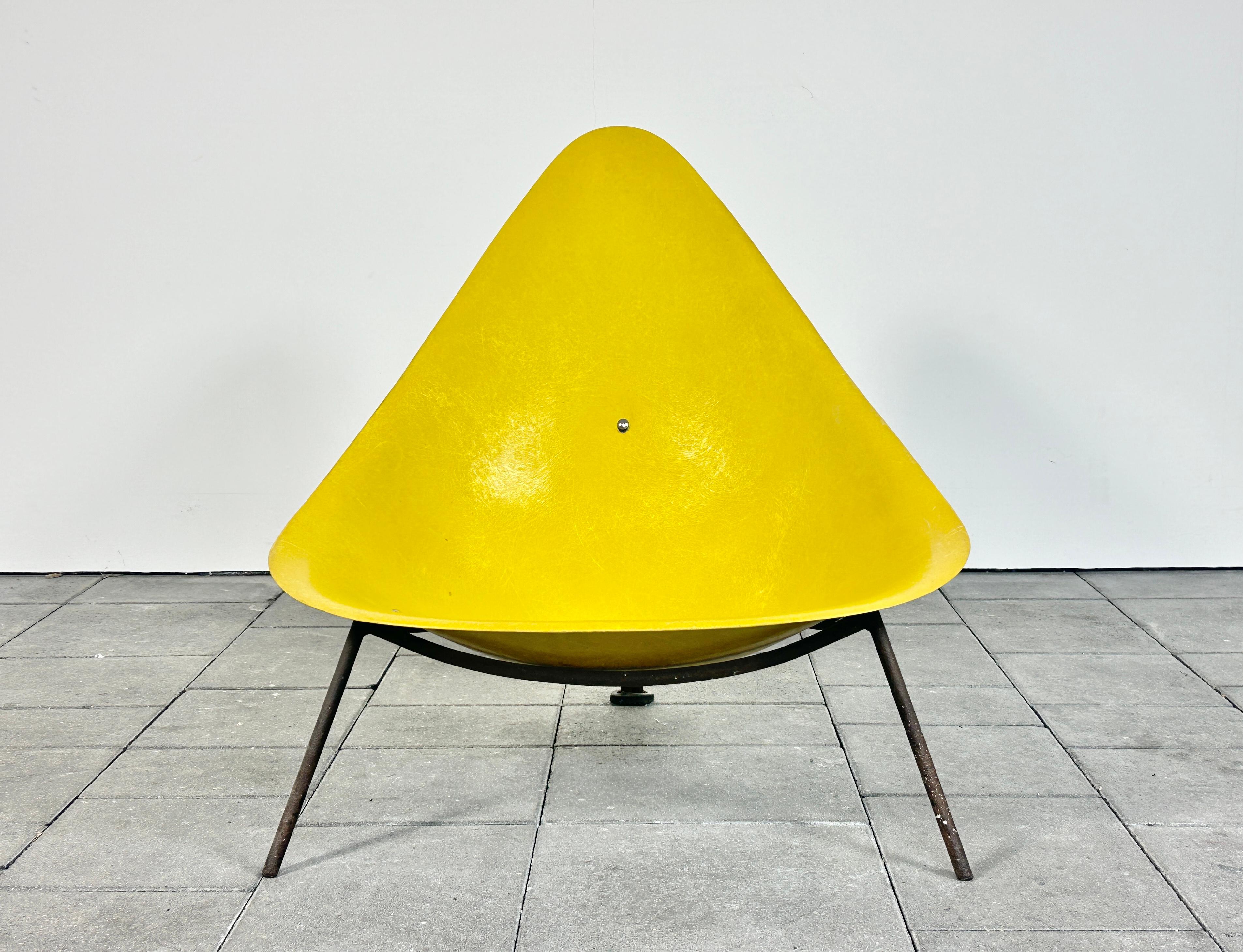 Ed Merat Fiberglass tripod lounge chair France 1956 For Sale 8