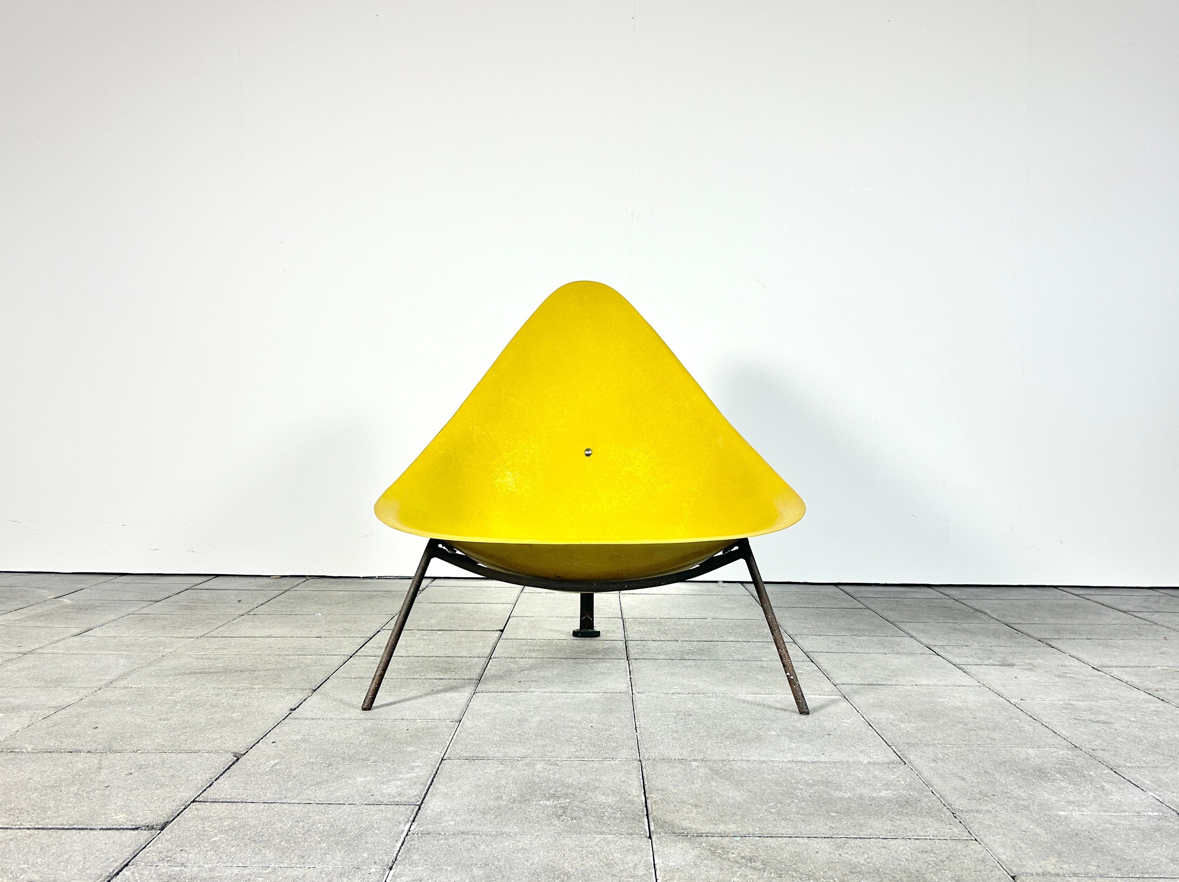 Yellow fiberglass Merat tripod lounge chair designed by Ed Merat, France 1956

original 1950ies edition of the Merat tripod lounge chair

The chair has a beautiful yellow translucent fiberglass seat shell with strong fiber structure clearly visible.