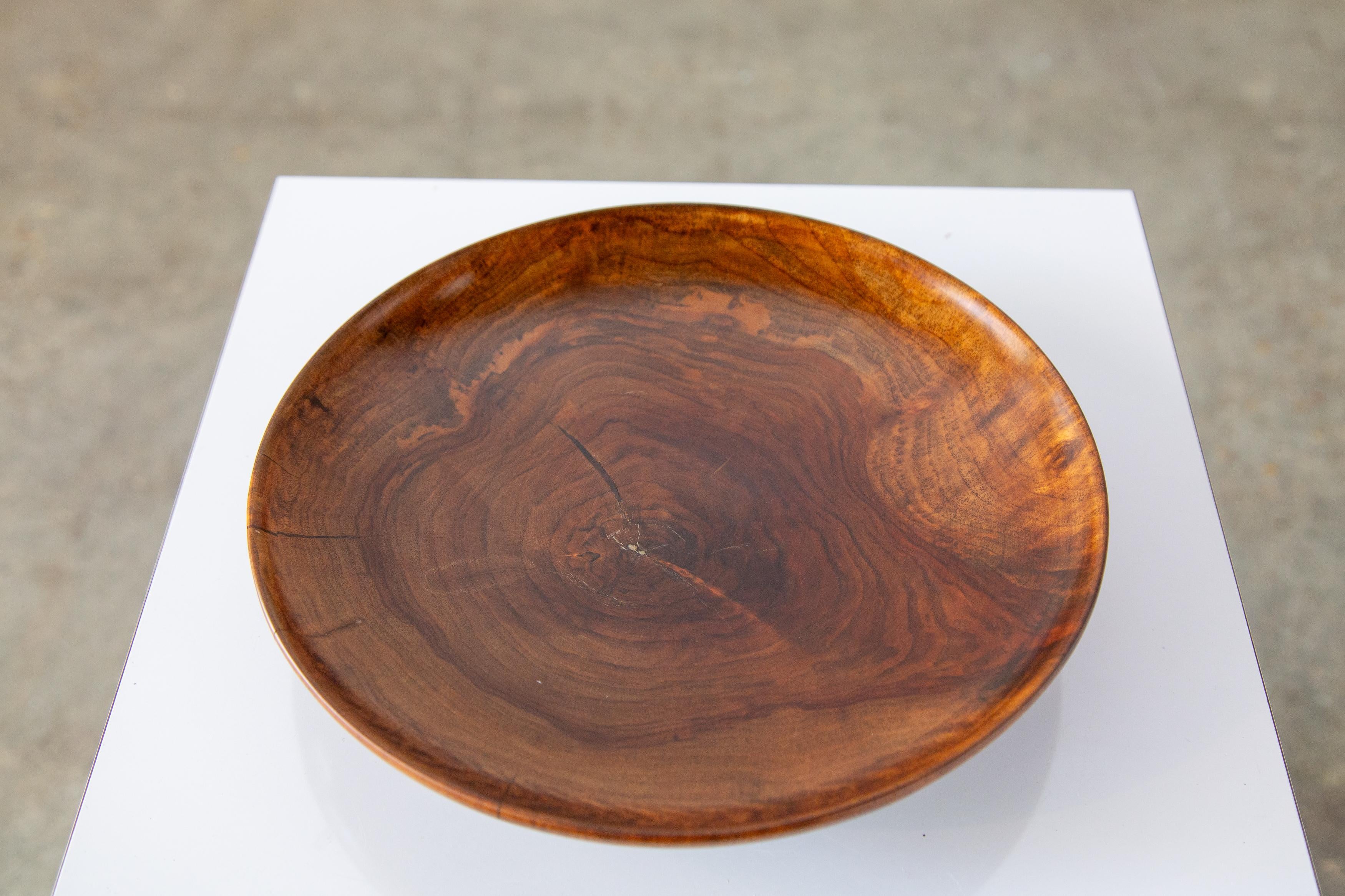 Mid-Century moderno Ed Moulthrop (1916-2003) Piatto con piedini in noce nero tornito, 1960 Studio A in vendita