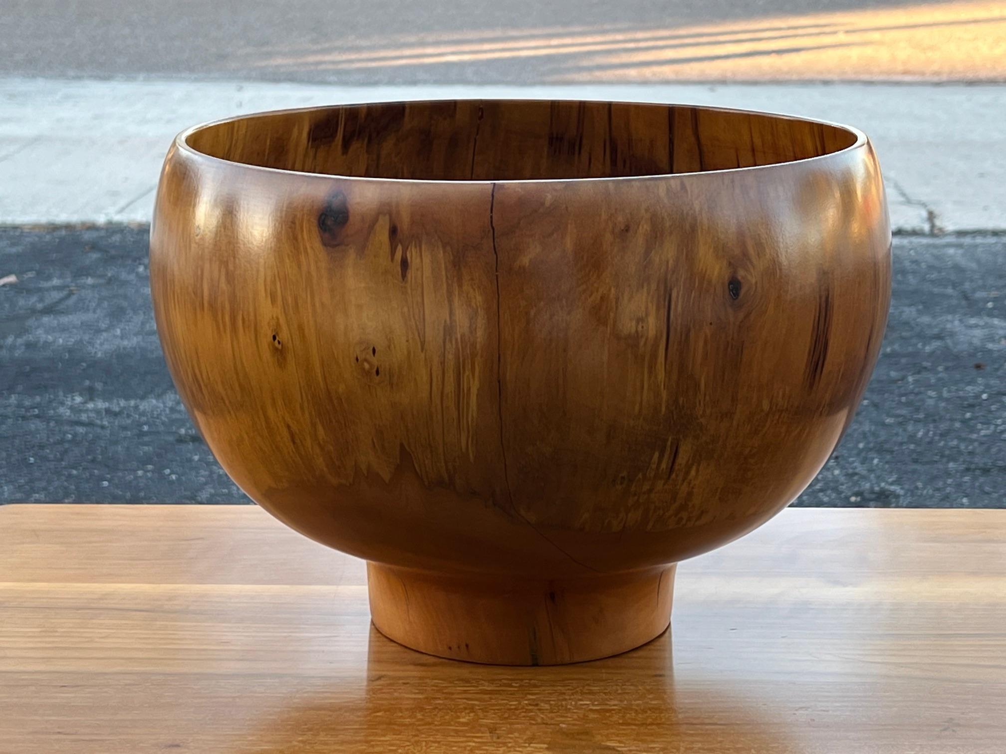 Ed Moulthrop Large Bowl in Figured Sweetgum Wood For Sale 2