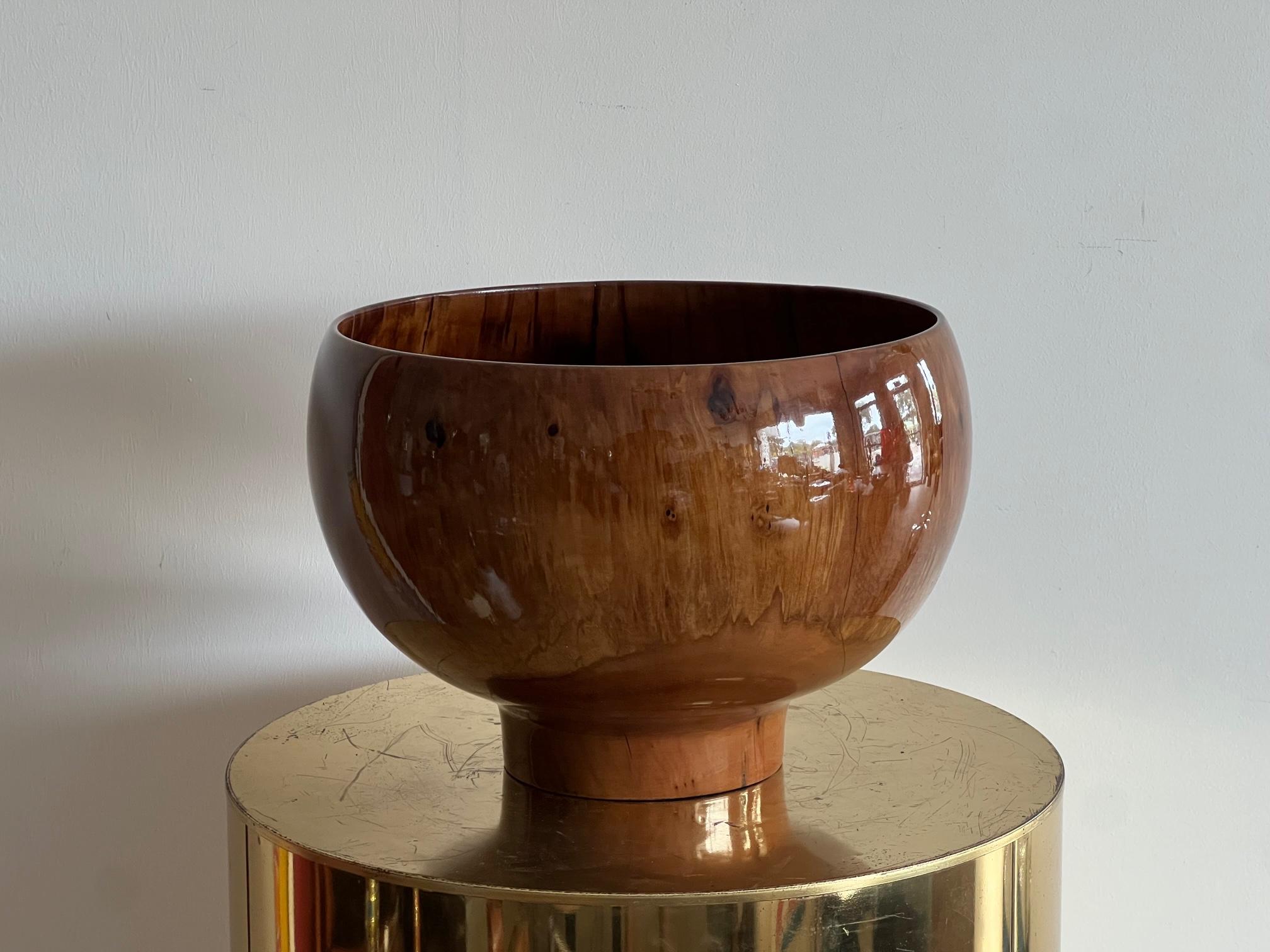 A large and impressive turned centerpiece bowl by Edward Moulthrop. Made of figured sweetgum wood and signed on the bottom. With highly reflective 