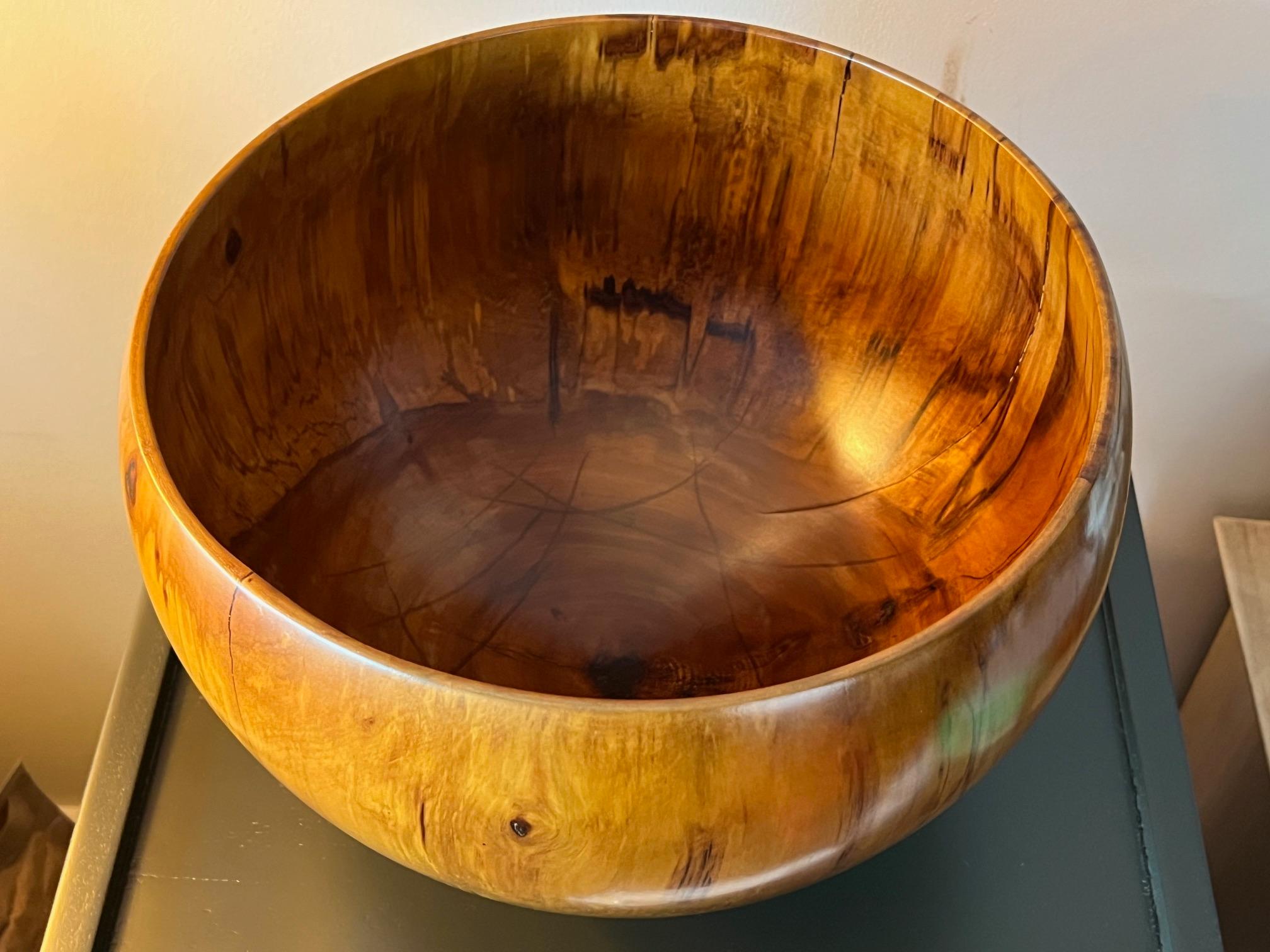 Ed Moulthrop Large Bowl in Figured Sweetgum Wood In Good Condition For Sale In St.Petersburg, FL
