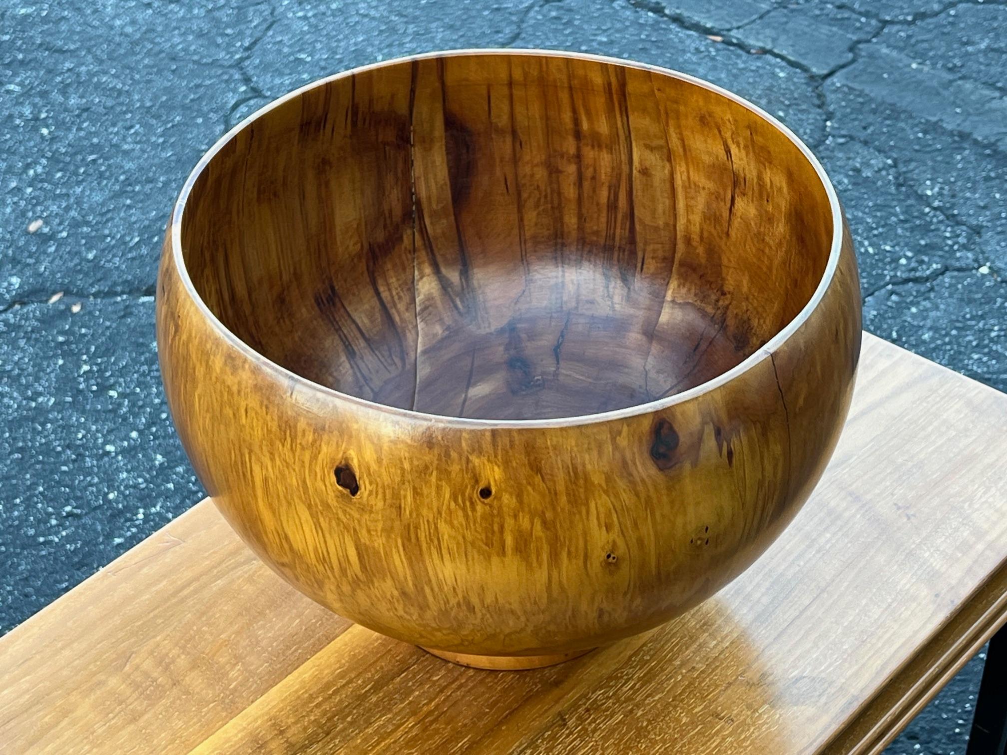 Ed Moulthrop Large Bowl in Figured Sweetgum Wood For Sale 1