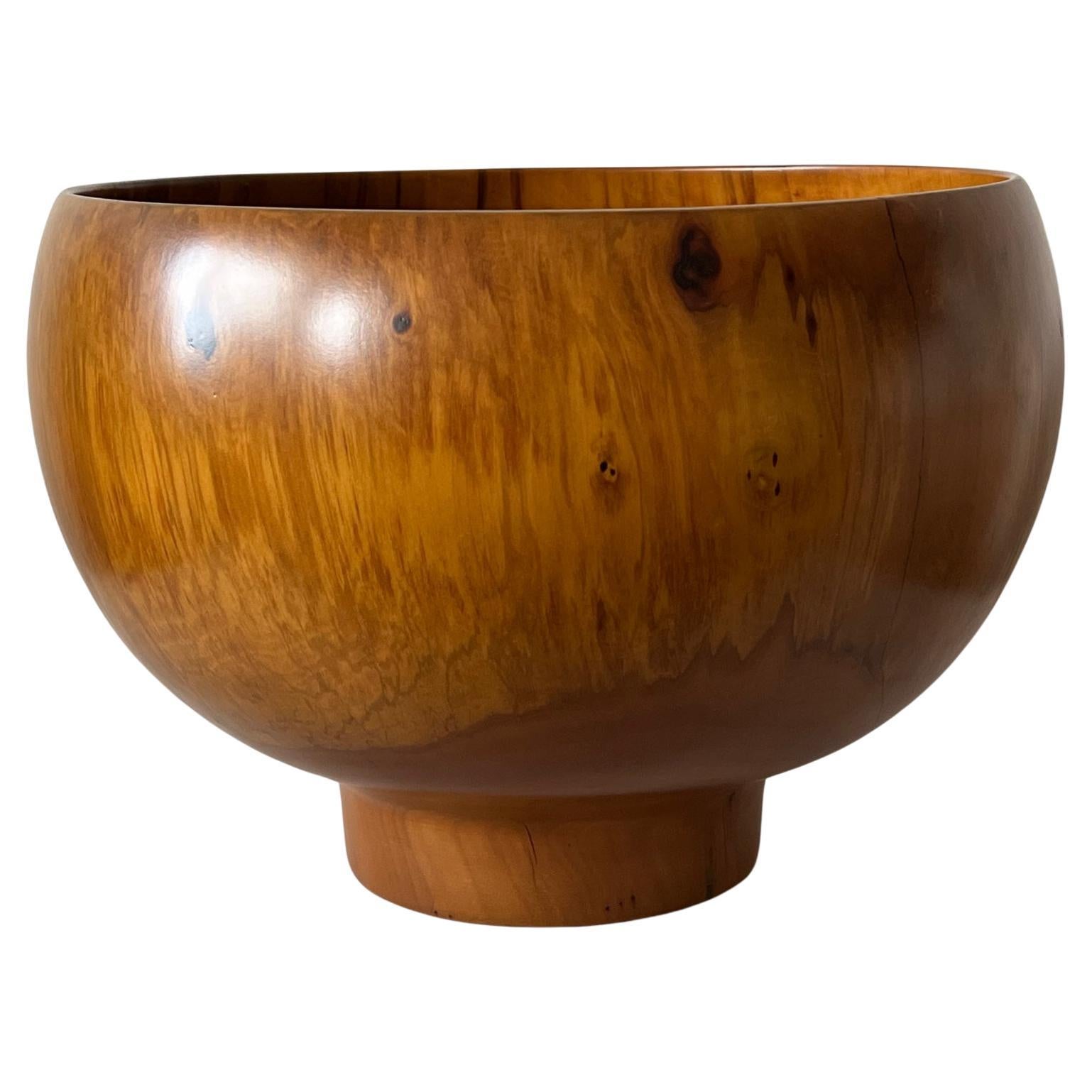 Ed Moulthrop Large Bowl in Figured Sweetgum Wood For Sale