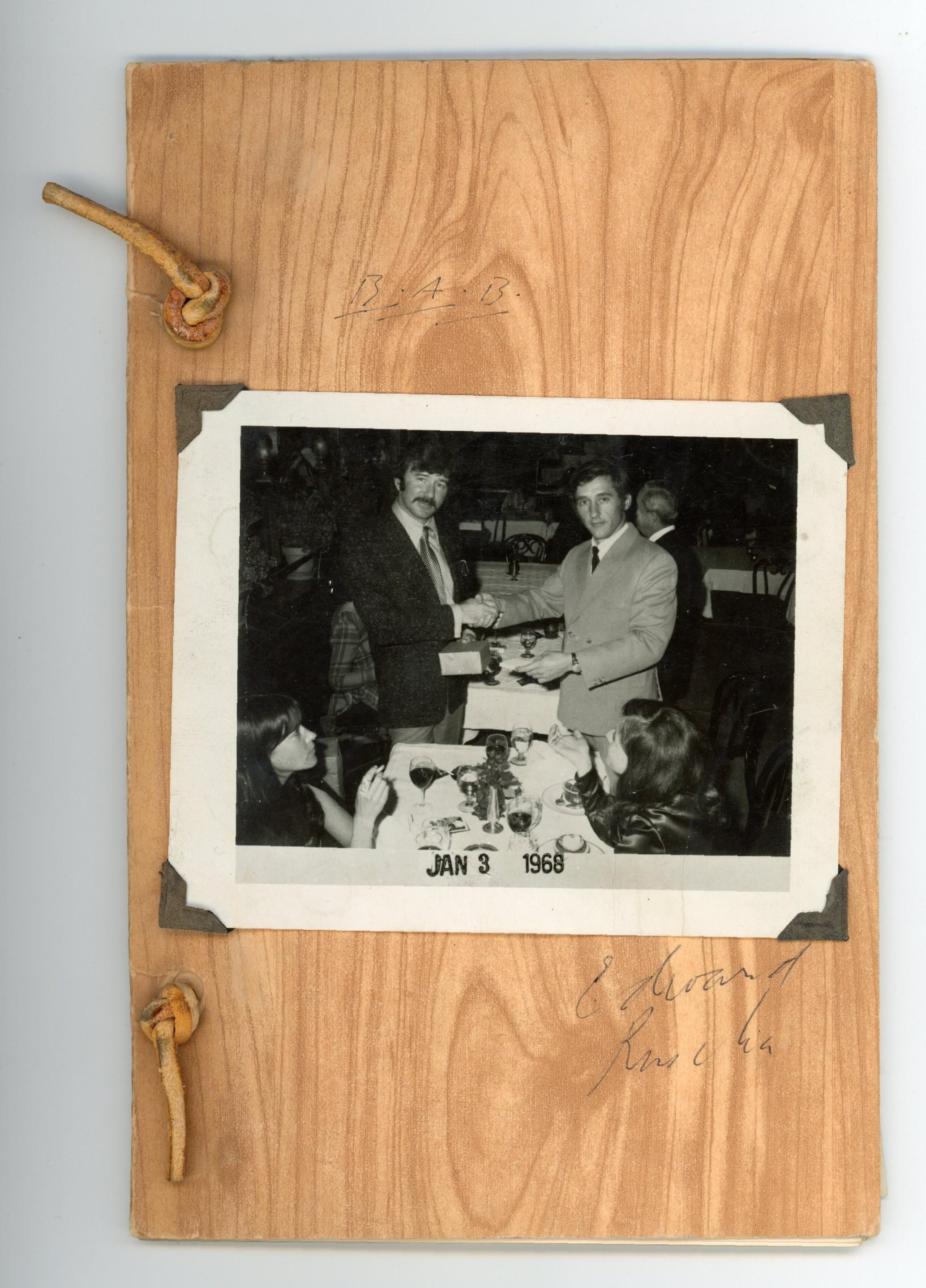 Lt. Ed. Libro de Artista: Tarjetas de visita (Firmadas por Ed Ruscha y Billy Al Bengston) - Portrait Print Naranja de Ed Ruscha and Billy Al Bengston