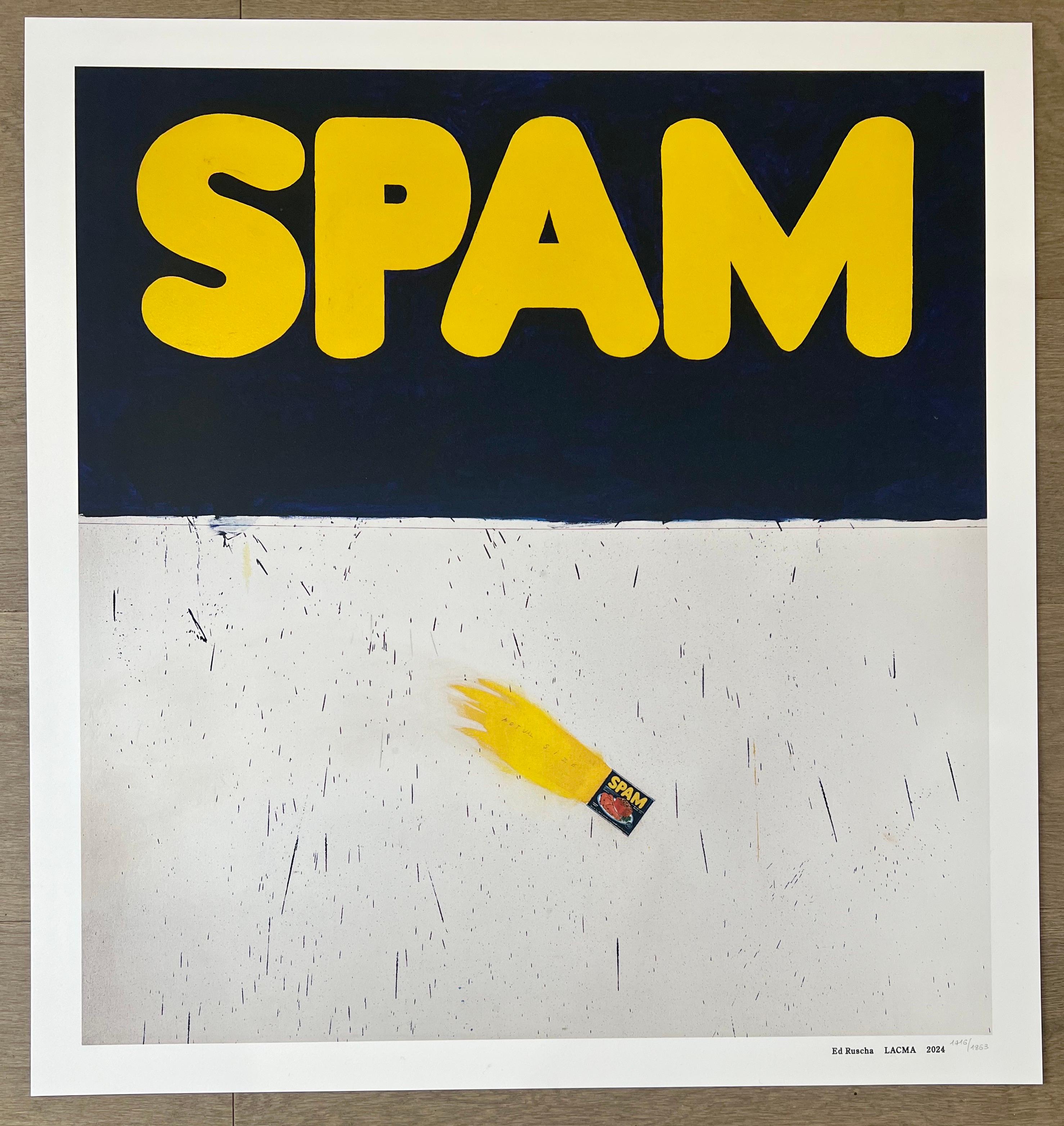 Ed Ruscha
Tamaño real (Spam), 2024
Impresión con pigmentos UV, detalles serigrafiados en amarillo y sello de barniz mate, impreso en papel Somerset Tub Sized Radiant White de 410 g/m².
Numerados individualmente y autentificados con un sello de