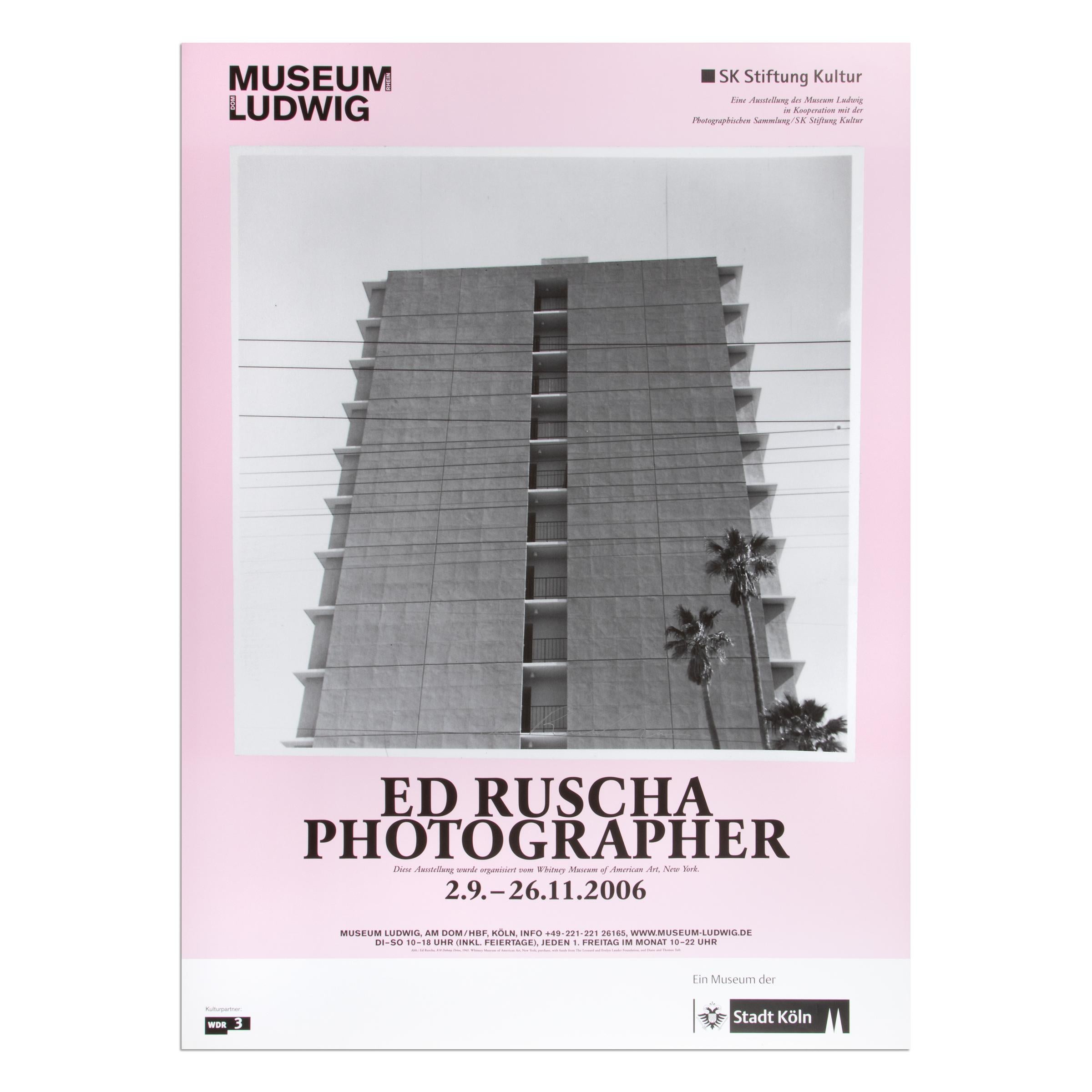 Rarissimo poster originale della mostra di Ed Ruscha del 2006 "Ed Ruscha: Photographer". La mostra si è tenuta al Museum Ludwig dal 2 settembre al 26 novembre a Colonia (in collaborazione con il Whitney Museum of American Art).

Il poster della