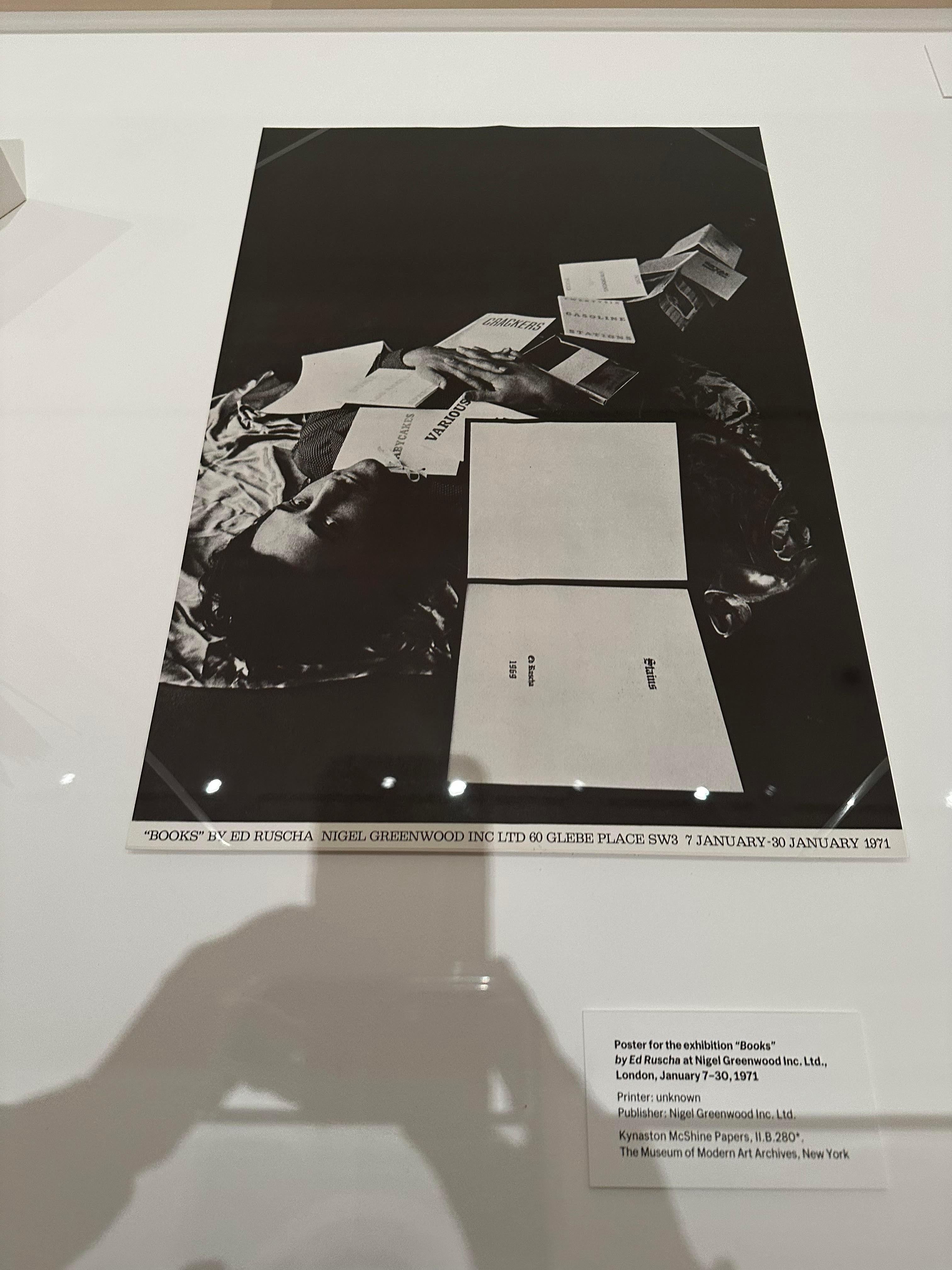 Leyendo a Ed Ruscha (Firmado a mano por Ed Ruscha), Lt. Ed. Litografía offset europea en venta 4