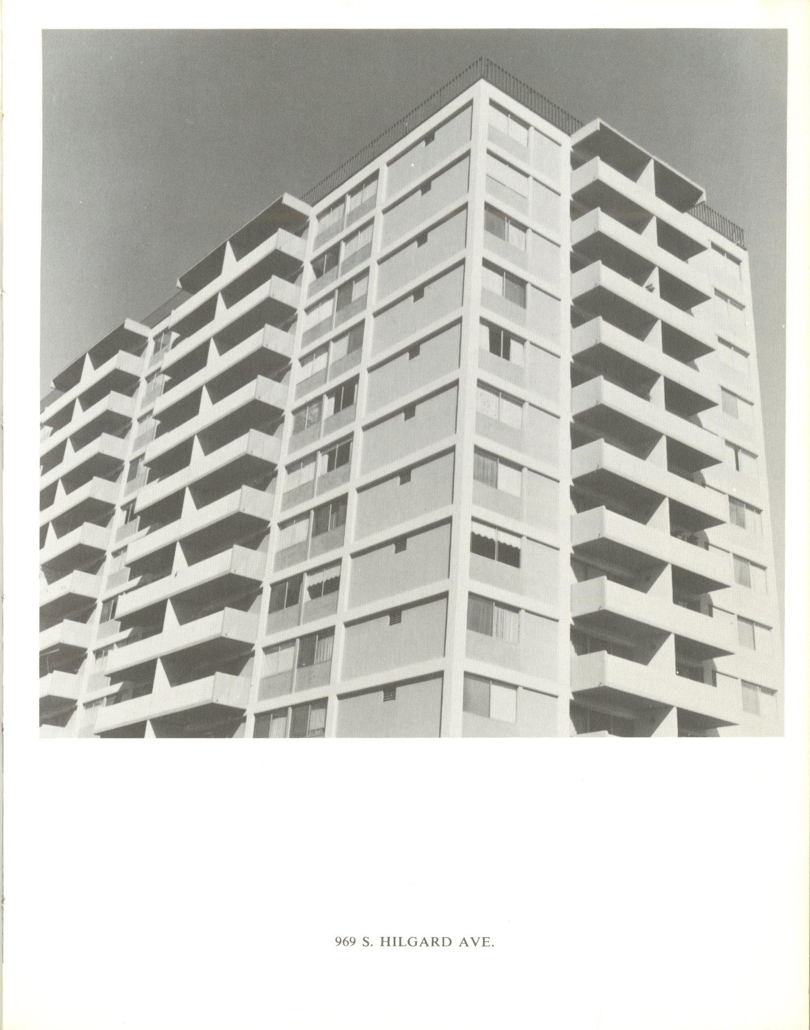 Ed Ruscha
Some Los Angeles Apartments (Non signé), 1965
Trueing Première édition du livre d'artiste : Édition limitée à 700 exemplaires
7 × 5 1/2 pouces
Non encadré
Un livre d'artiste rare et insaisissable des années 1960. C'est un cadeau